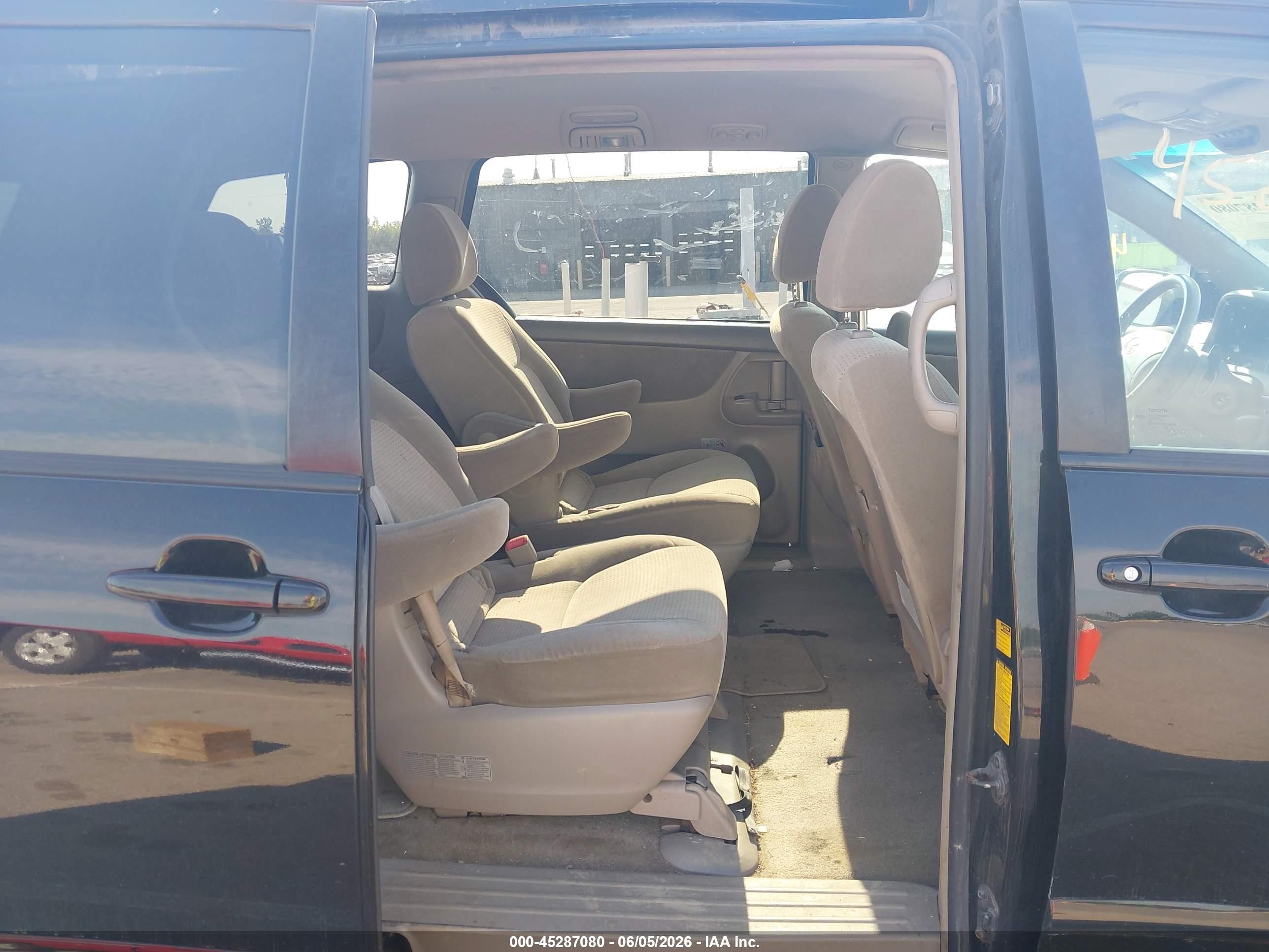 2010 Toyota Sienna Le Black vin: 5TDKK4CCXAS329903