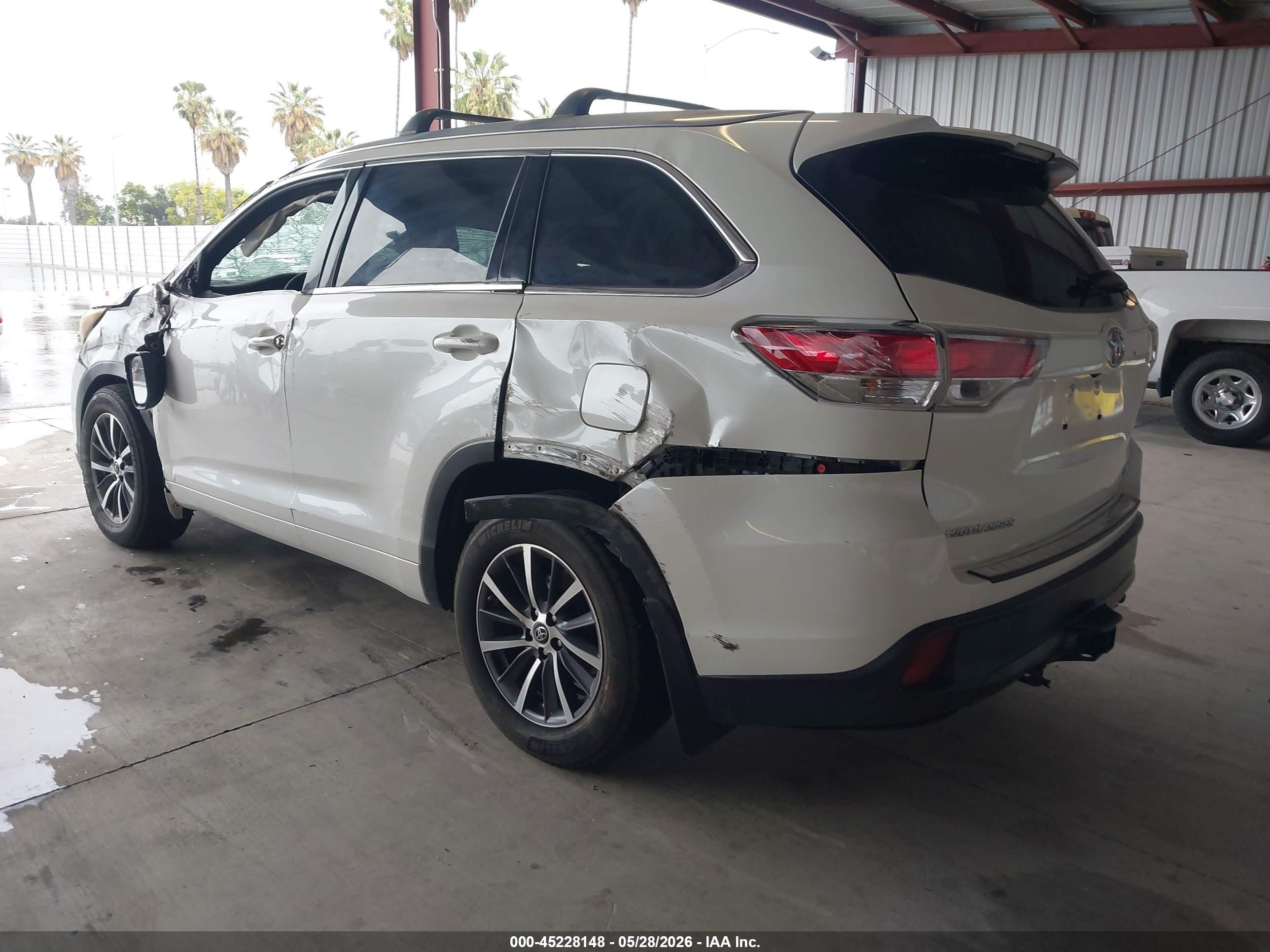 2015 Toyota Highlander Xle V6 Белый vin: 5TDKKRFH0FS080930