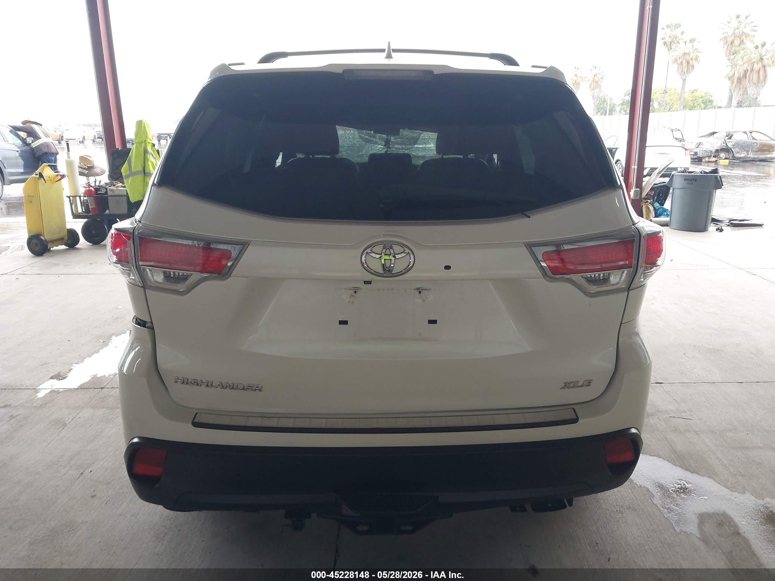 2015 Toyota Highlander Xle V6 Белый vin: 5TDKKRFH0FS080930