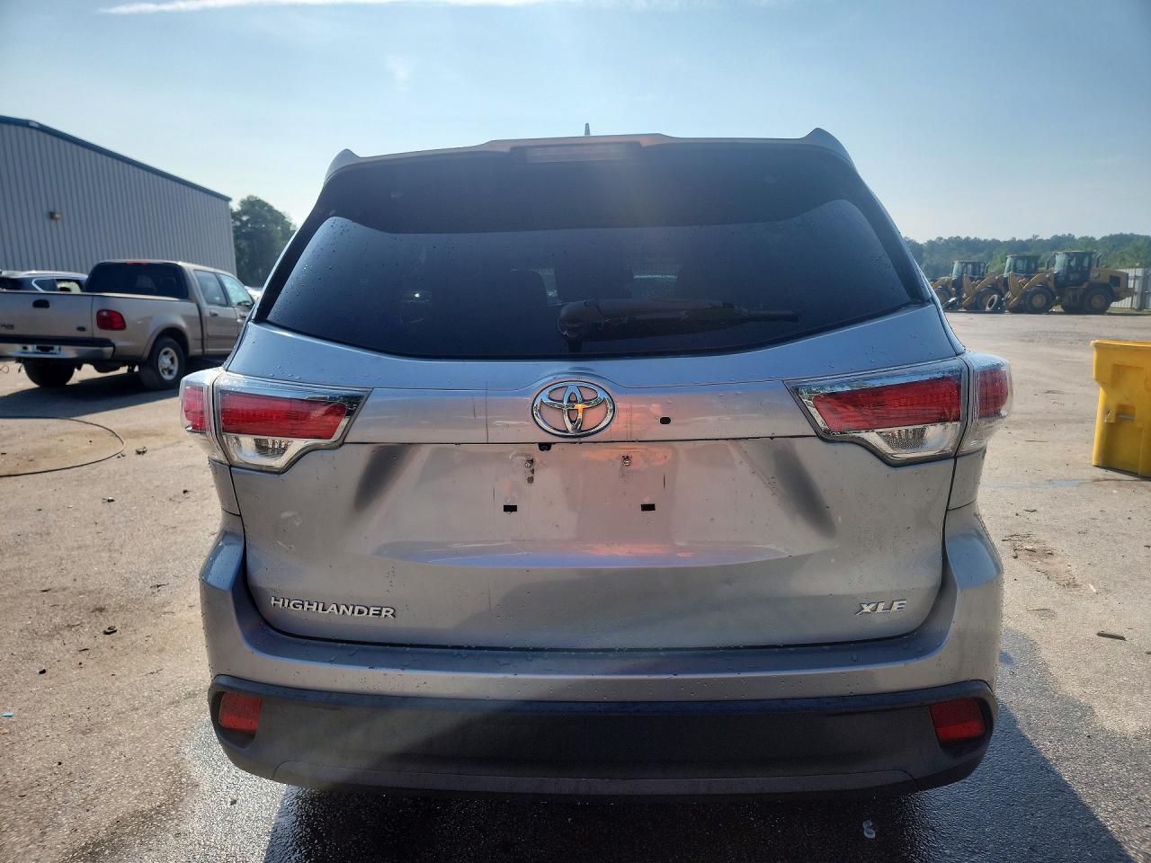 2015 Toyota Highlander Xle Silver vin: 5TDKKRFH0FS087134