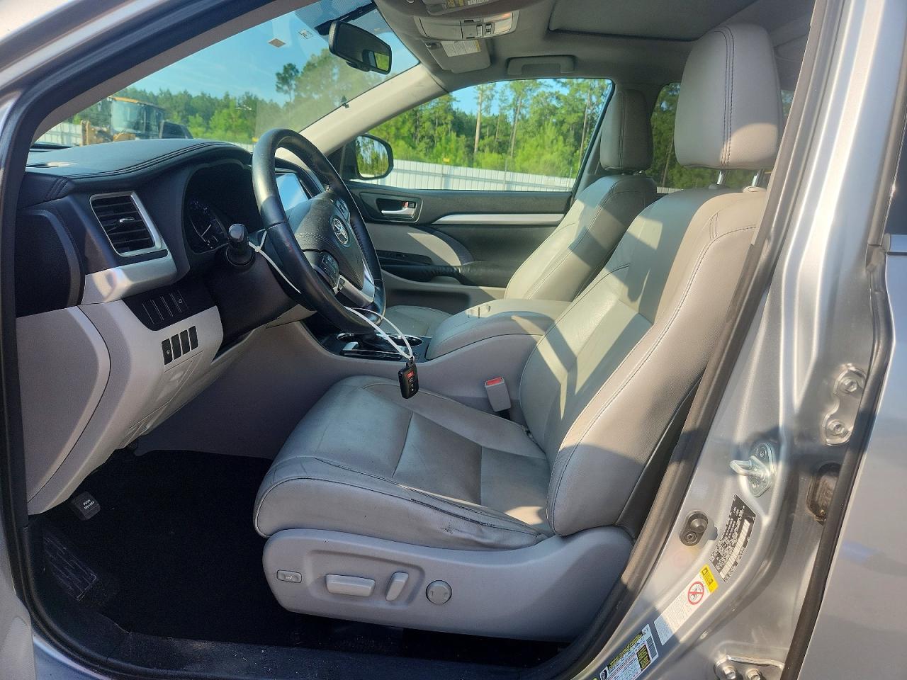 2015 Toyota Highlander Xle Silver vin: 5TDKKRFH0FS087134