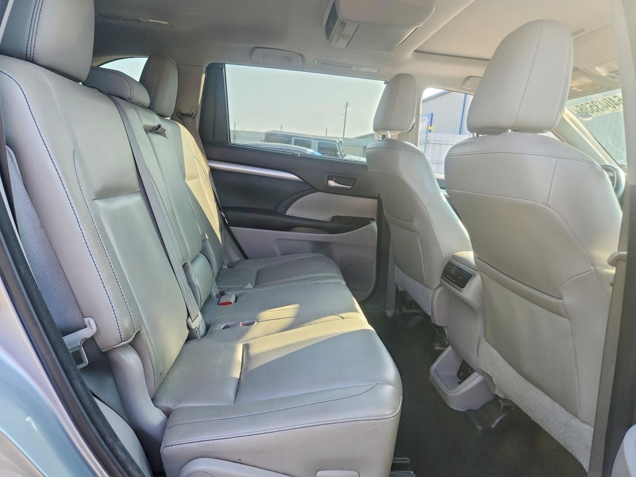 2015 Toyota Highlander Xle Silver vin: 5TDKKRFH0FS087134