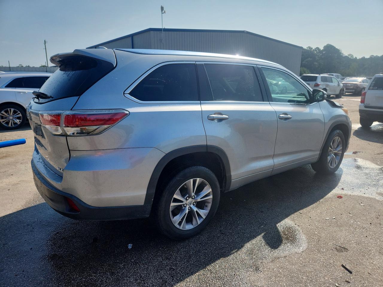 2015 Toyota Highlander Xle Silver vin: 5TDKKRFH0FS087134