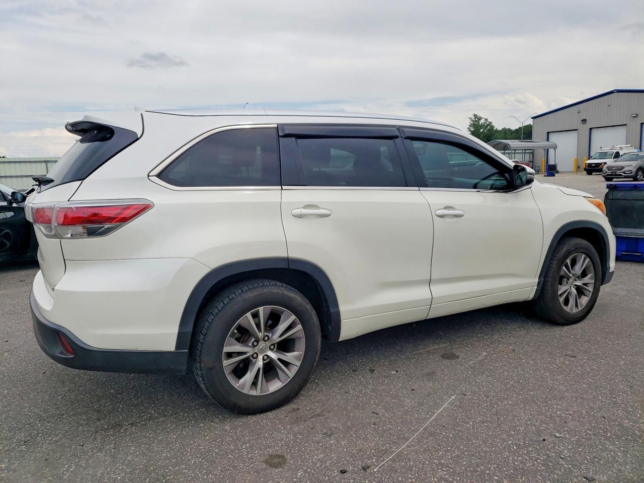 2014 Toyota Highlander Xle White vin: 5TDKKRFH1ES013039