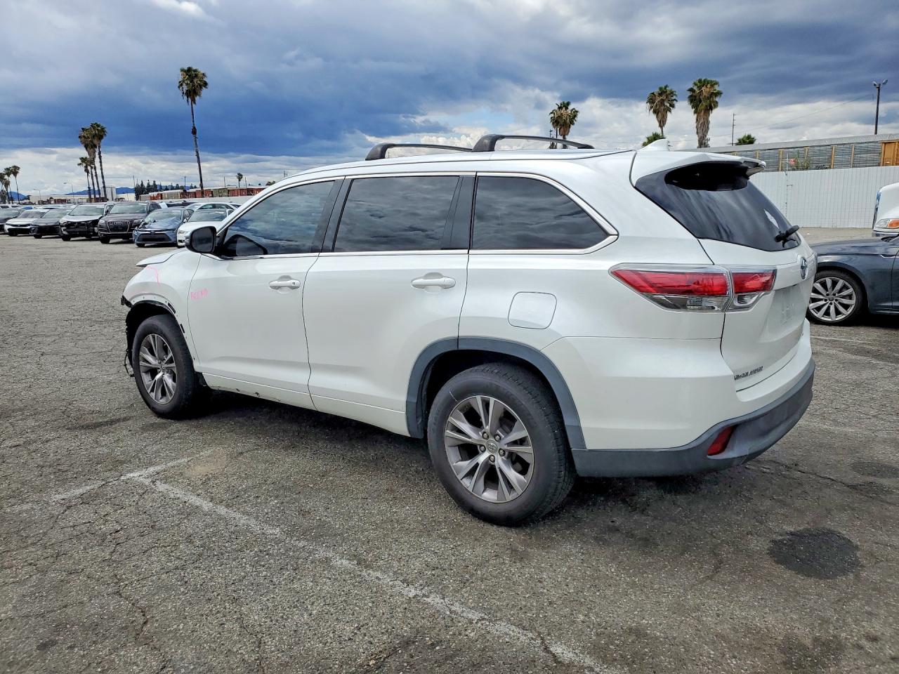 2015 Toyota Highlander Xle White vin: 5TDKKRFH1FS090172