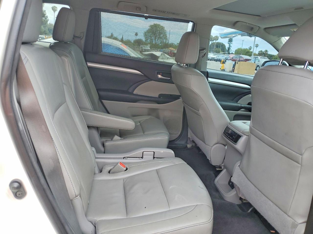 2015 Toyota Highlander Xle White vin: 5TDKKRFH1FS090172