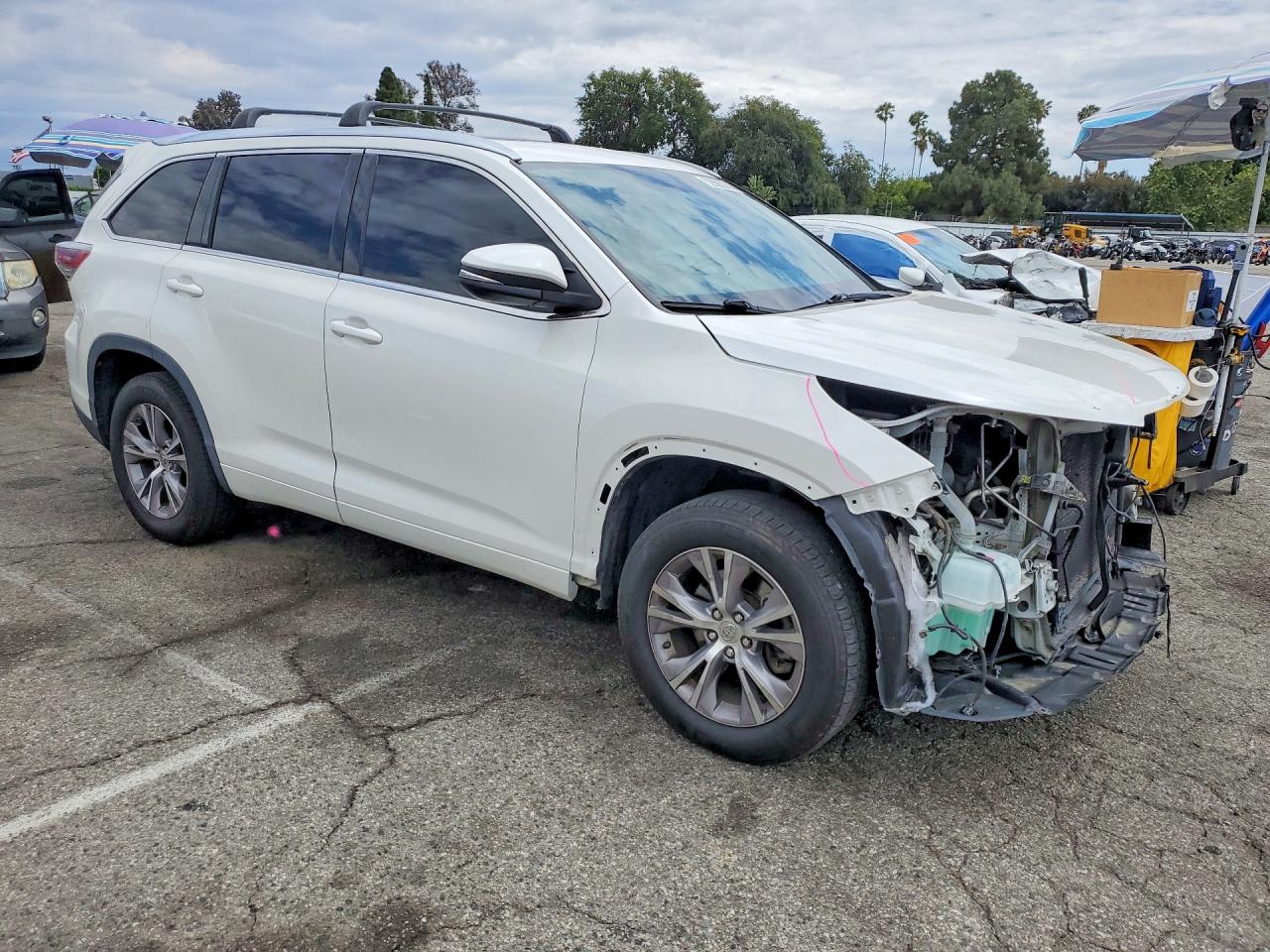 2015 Toyota Highlander Xle White vin: 5TDKKRFH1FS090172