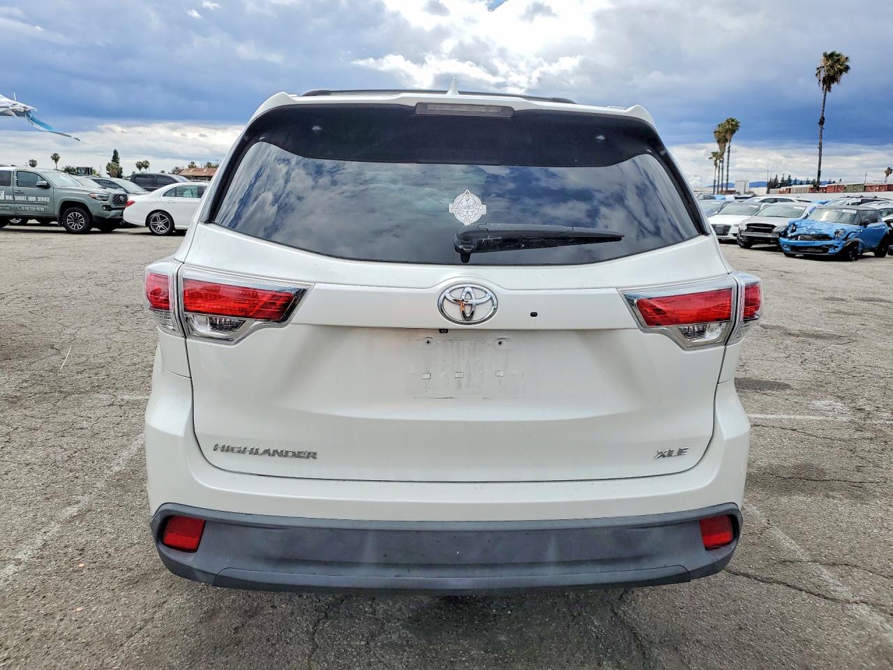 2015 Toyota Highlander Xle White vin: 5TDKKRFH1FS090172