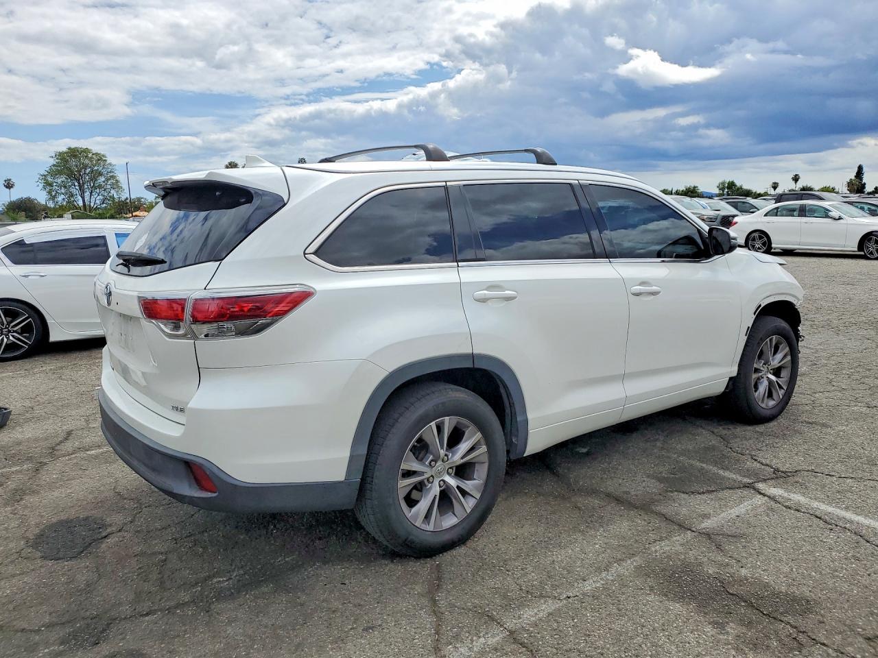 2015 Toyota Highlander Xle White vin: 5TDKKRFH1FS090172