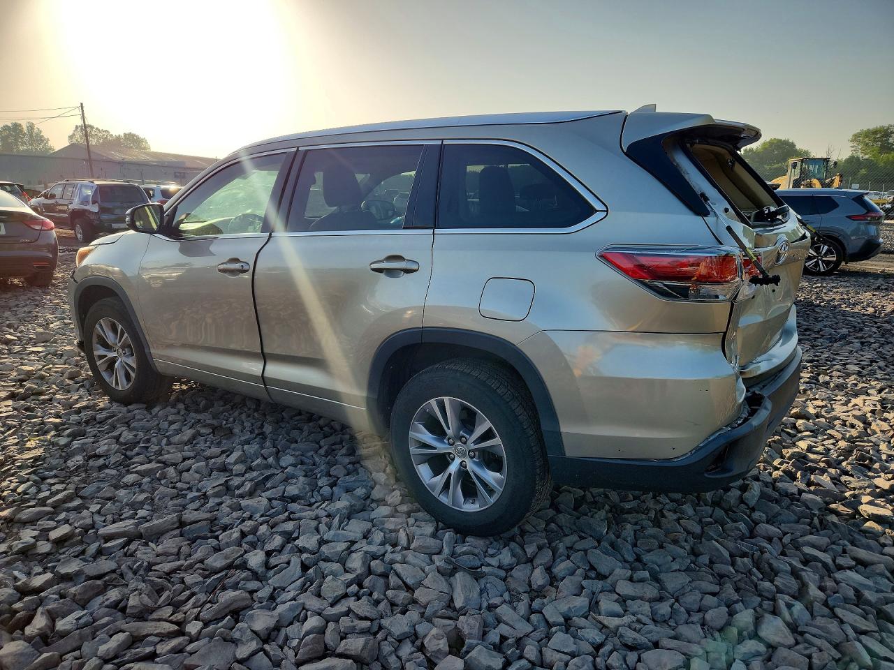 2015 Toyota Highlander Xle Silver vin: 5TDKKRFH2FS054457