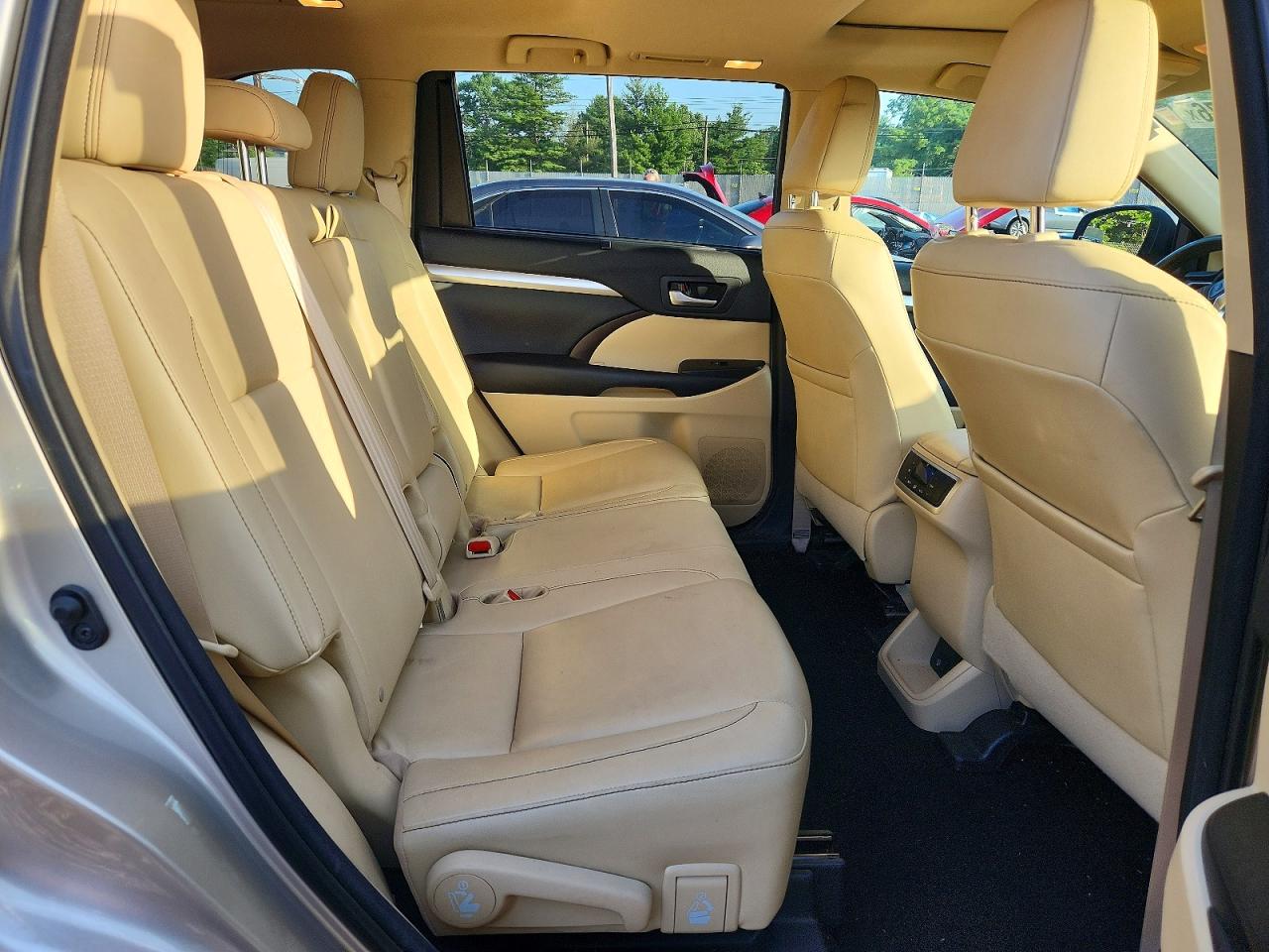 2015 Toyota Highlander Xle Silver vin: 5TDKKRFH2FS054457