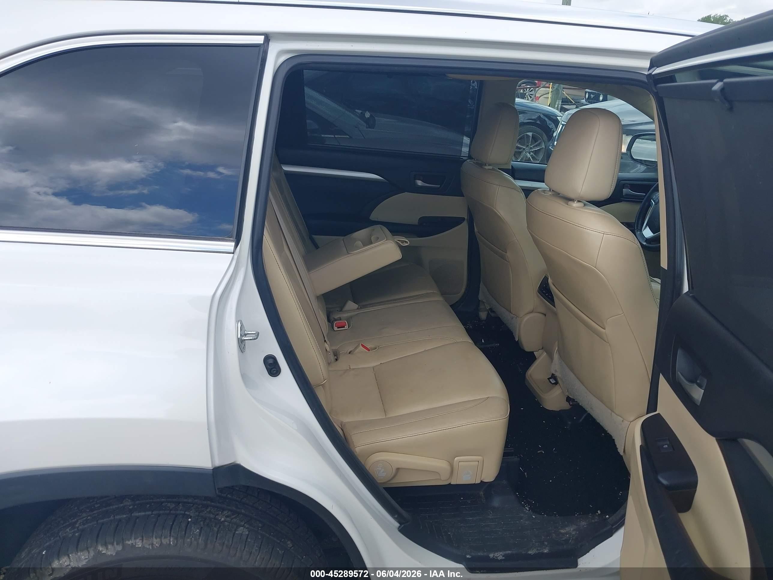 2015 Toyota Highlander Xle V6 White vin: 5TDKKRFH2FS094912