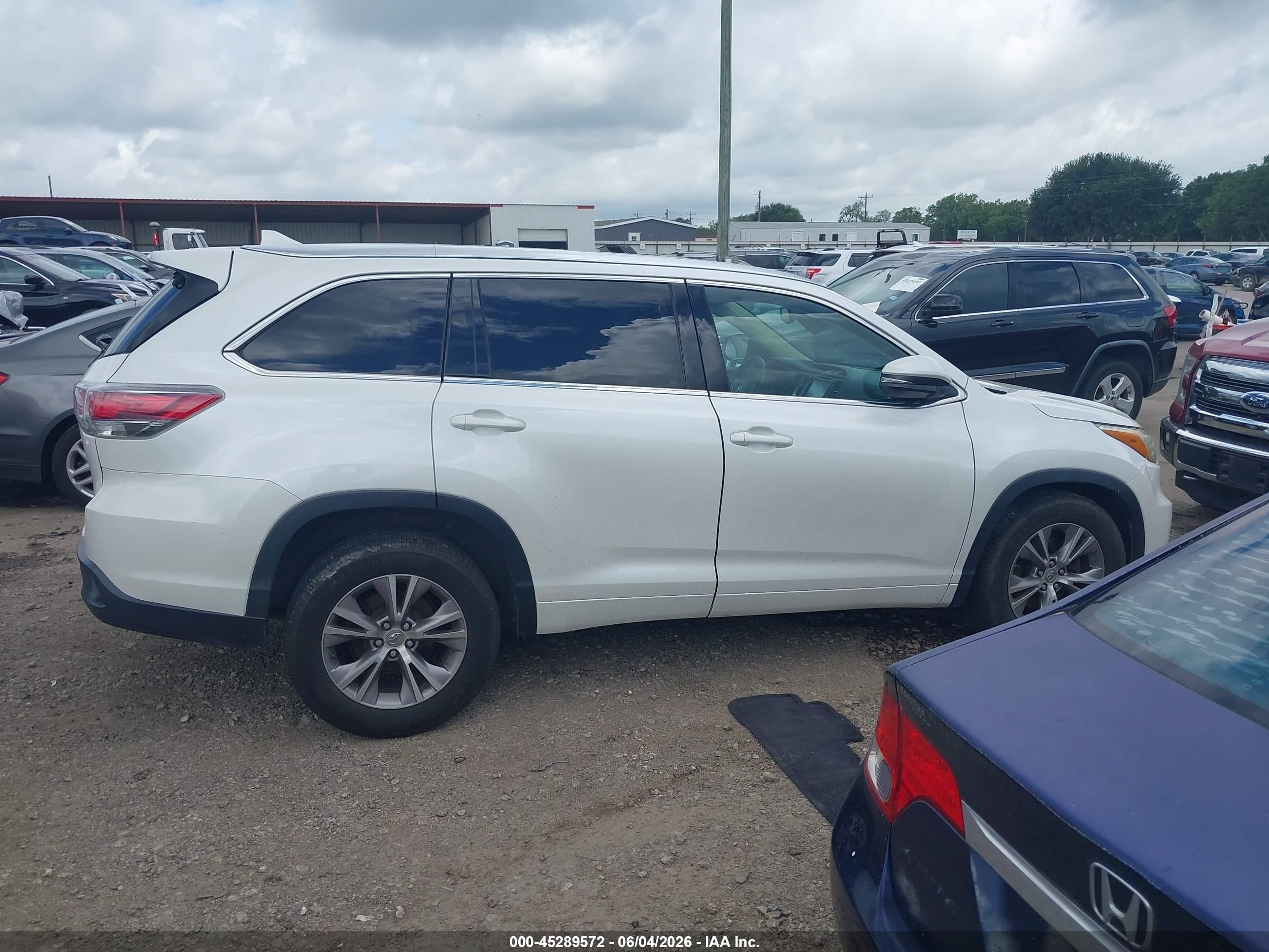 2015 Toyota Highlander Xle V6 White vin: 5TDKKRFH2FS094912