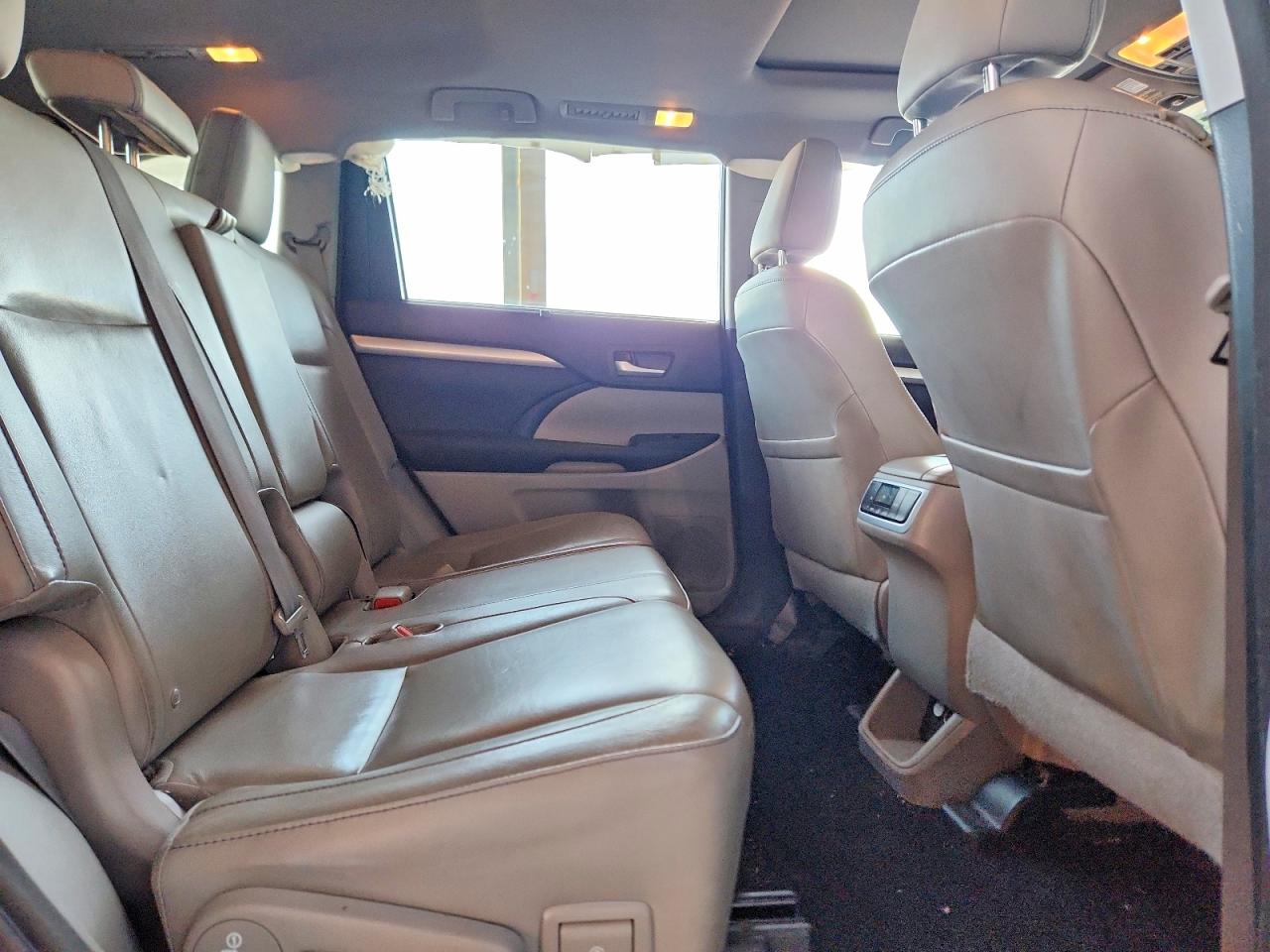 2015 Toyota Highlander Xle Серебряный vin: 5TDKKRFH3FS093526