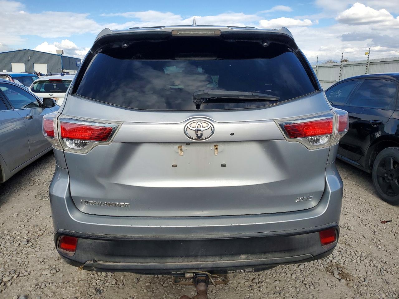 2015 Toyota Highlander Xle Silver vin: 5TDKKRFH4FS096242