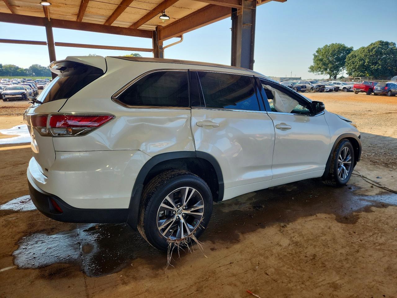 2016 Toyota Highlander Xle White vin: 5TDKKRFH4GS505115