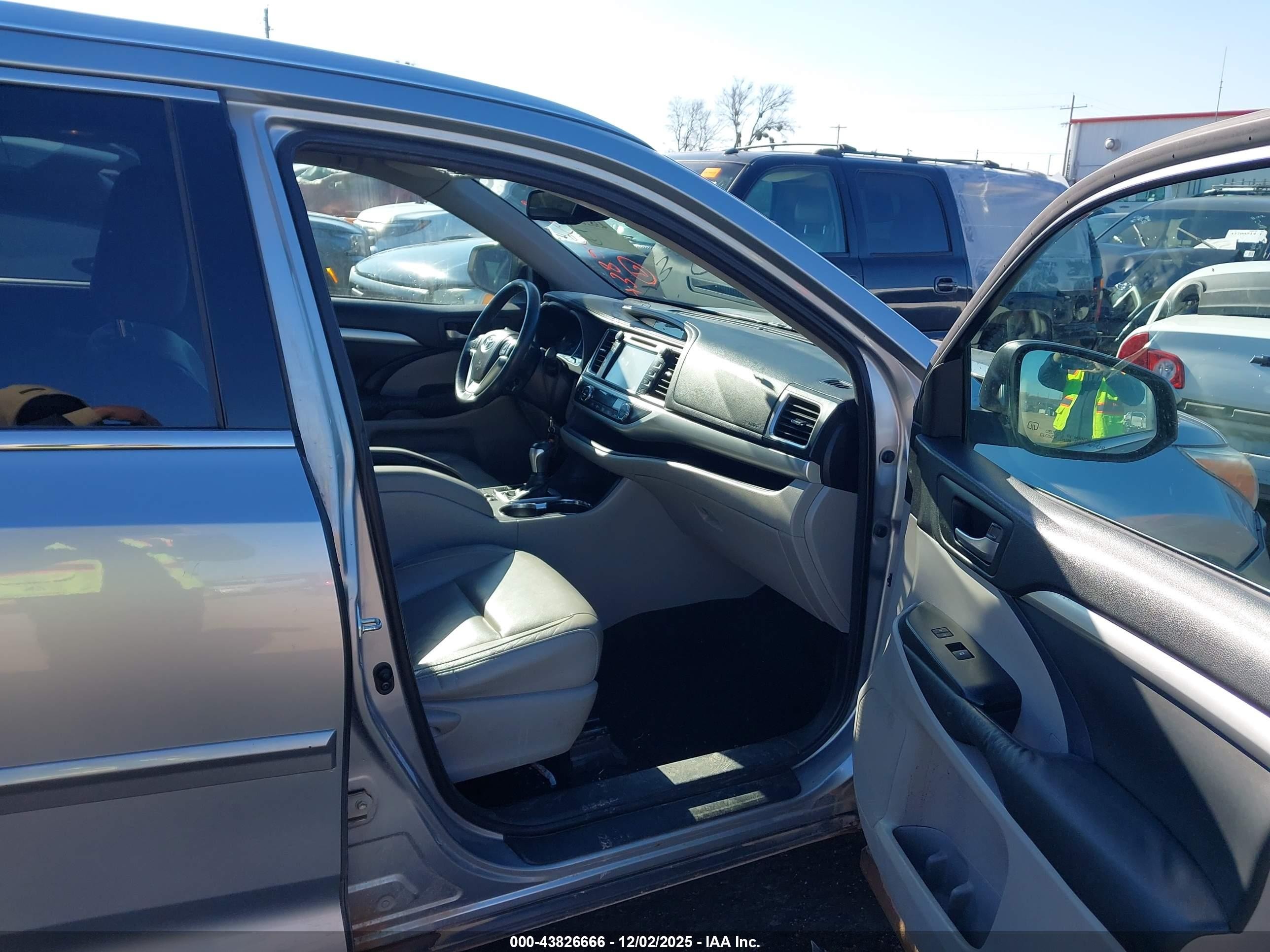 2015 Toyota Highlander Xle V6 Silver vin: 5TDKKRFH5FS042349