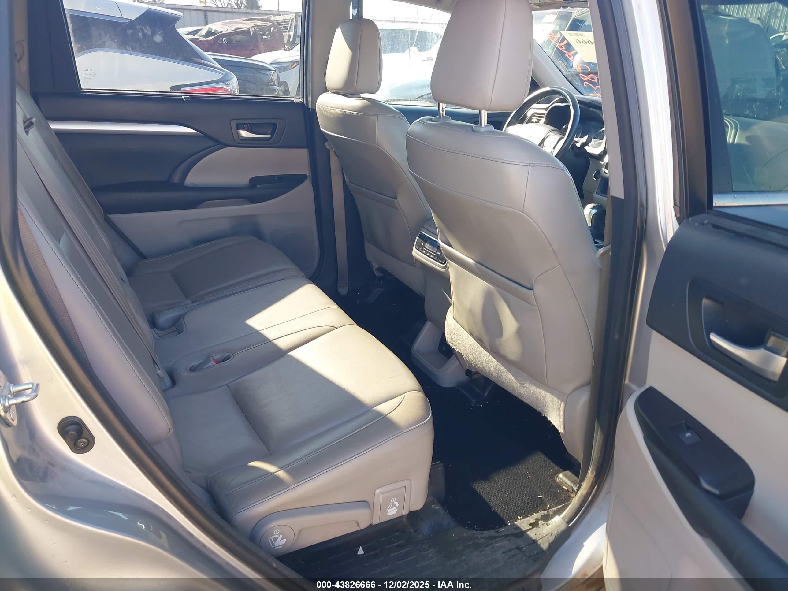 2015 Toyota Highlander Xle V6 Silver vin: 5TDKKRFH5FS042349