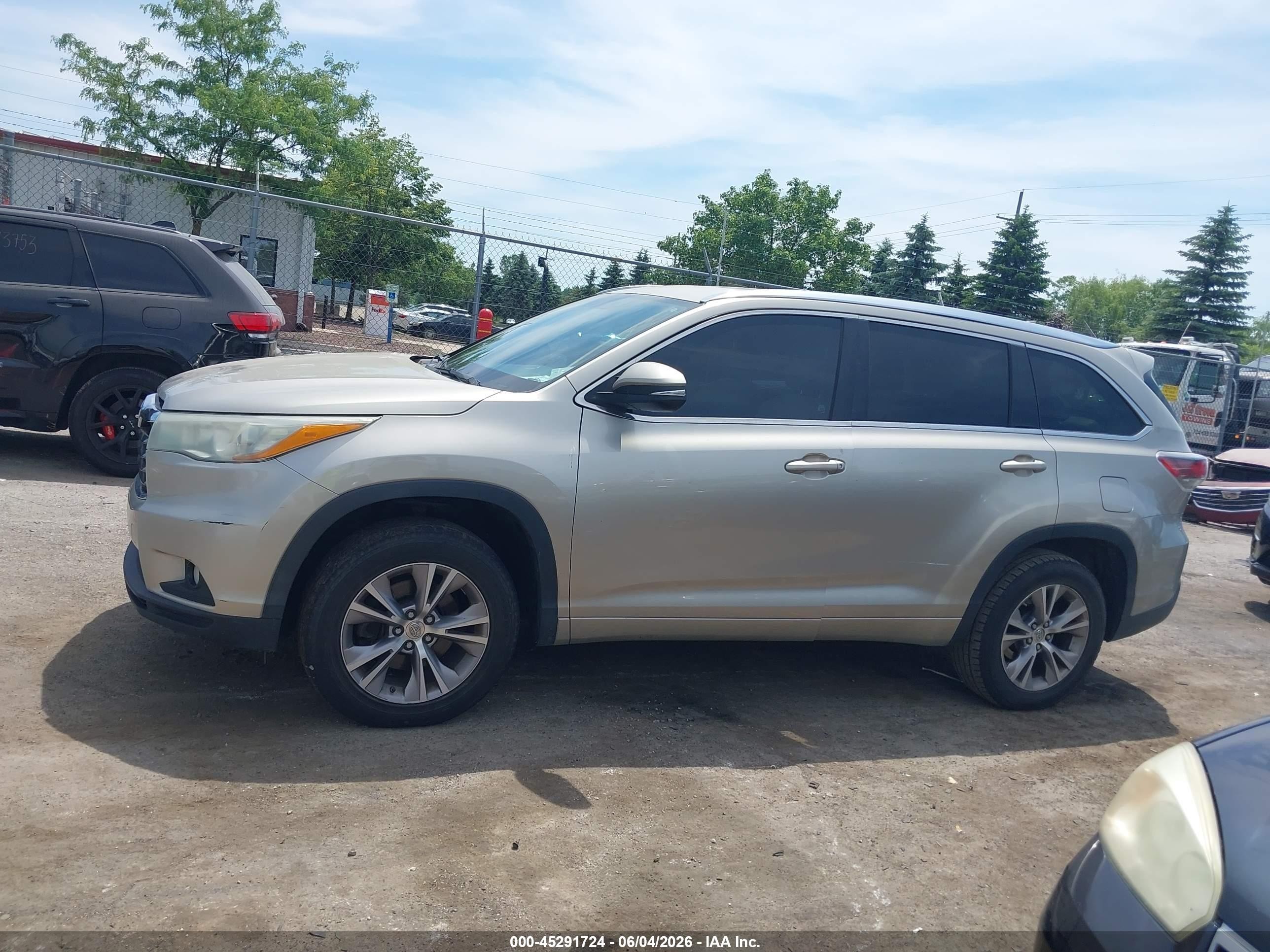 2015 Toyota Highlander Xle V6 Champagne vin: 5TDKKRFH5FS095584