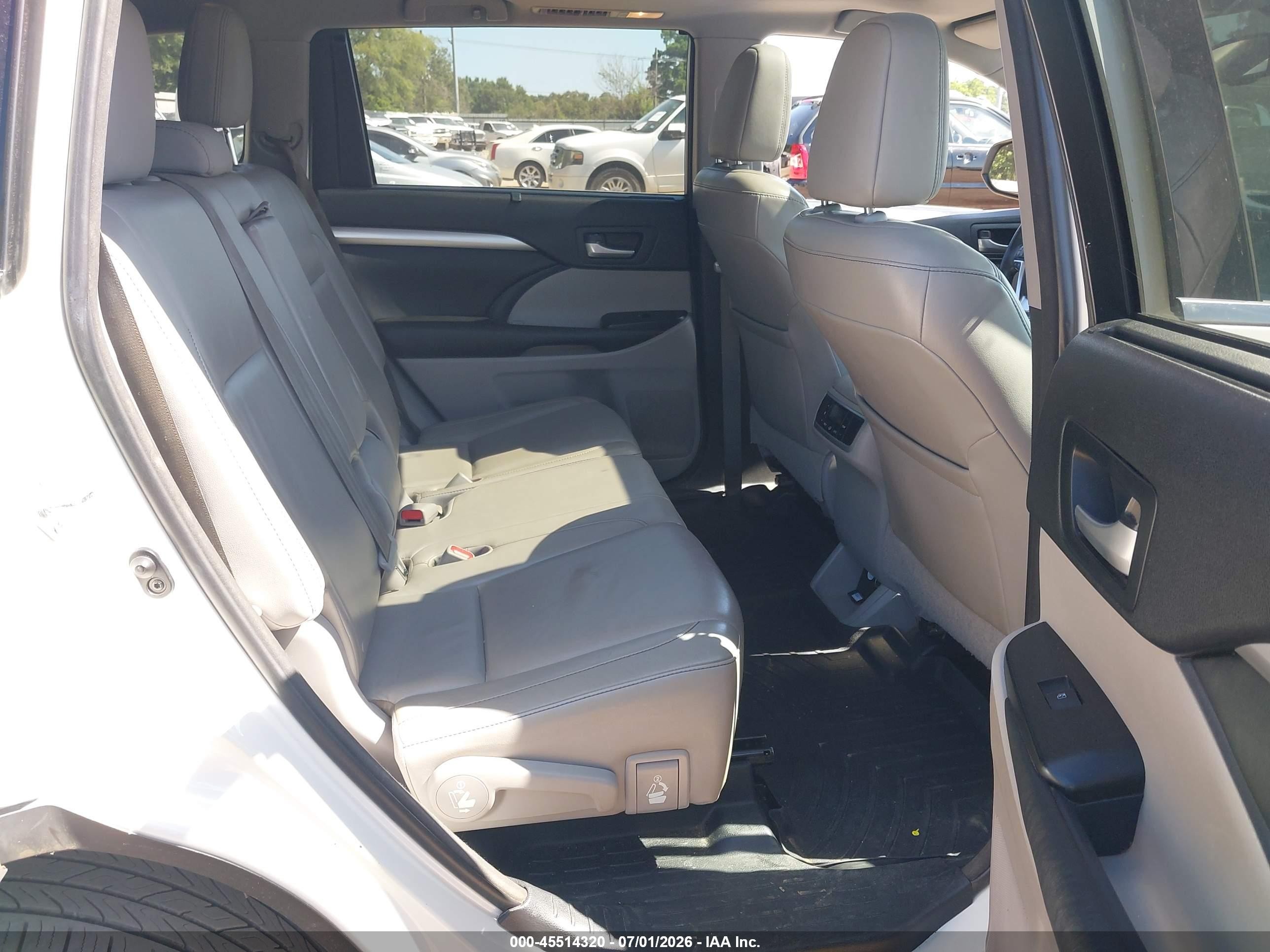 2015 Toyota Highlander Xle V6 White vin: 5TDKKRFH6FS061654