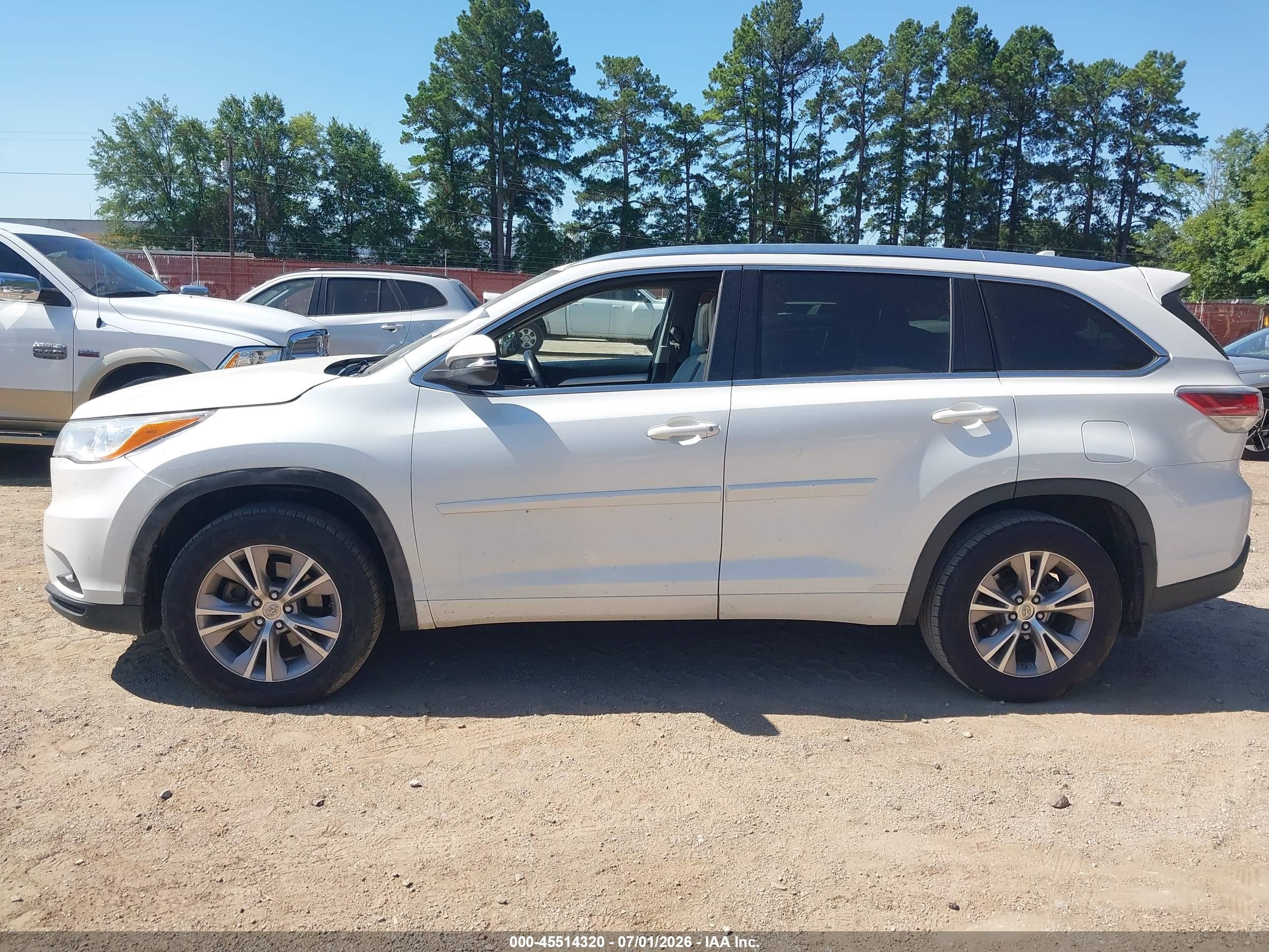 2015 Toyota Highlander Xle V6 White vin: 5TDKKRFH6FS061654