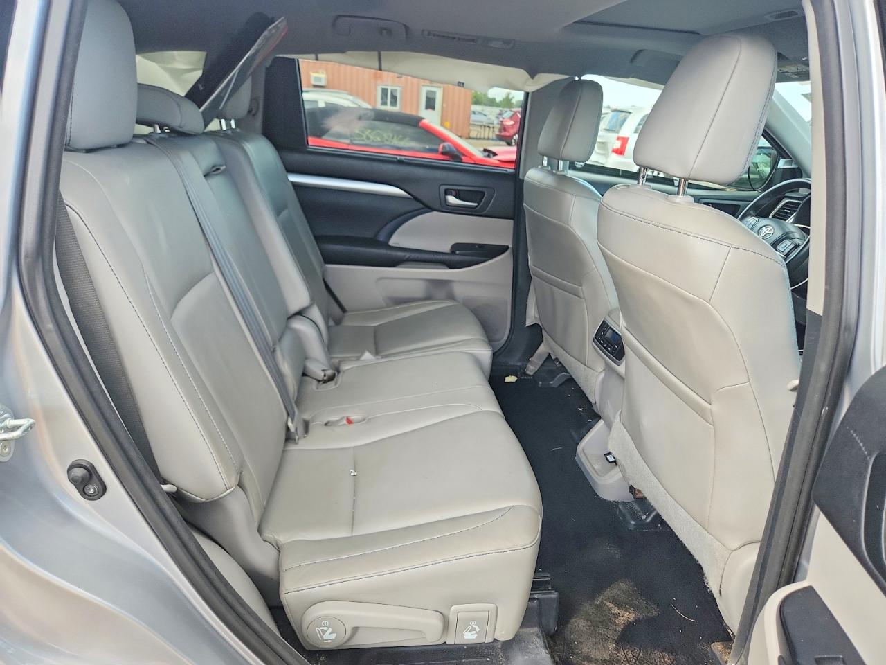 2015 Toyota Highlander Xle Silver vin: 5TDKKRFH6FS067700
