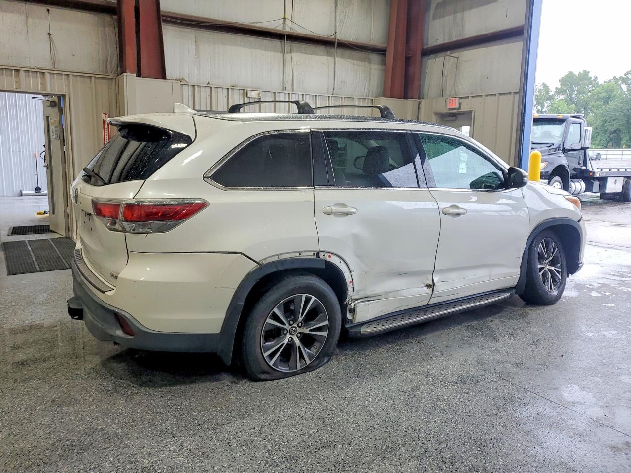 2016 Toyota Highlander Xle White vin: 5TDKKRFH6GS160010