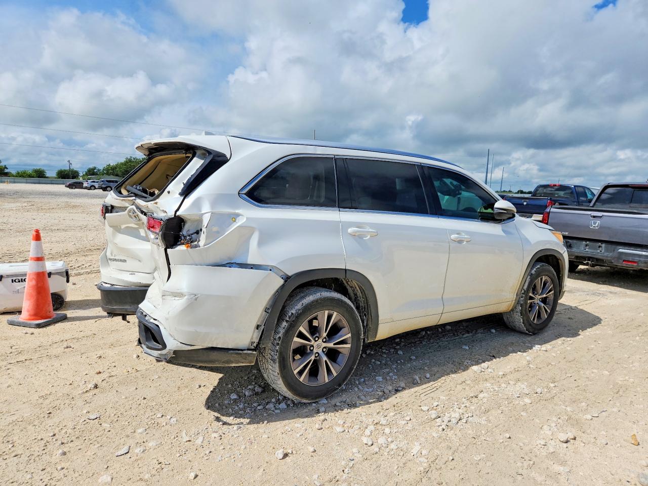 2015 Toyota Highlander Xle White vin: 5TDKKRFH7FS054230