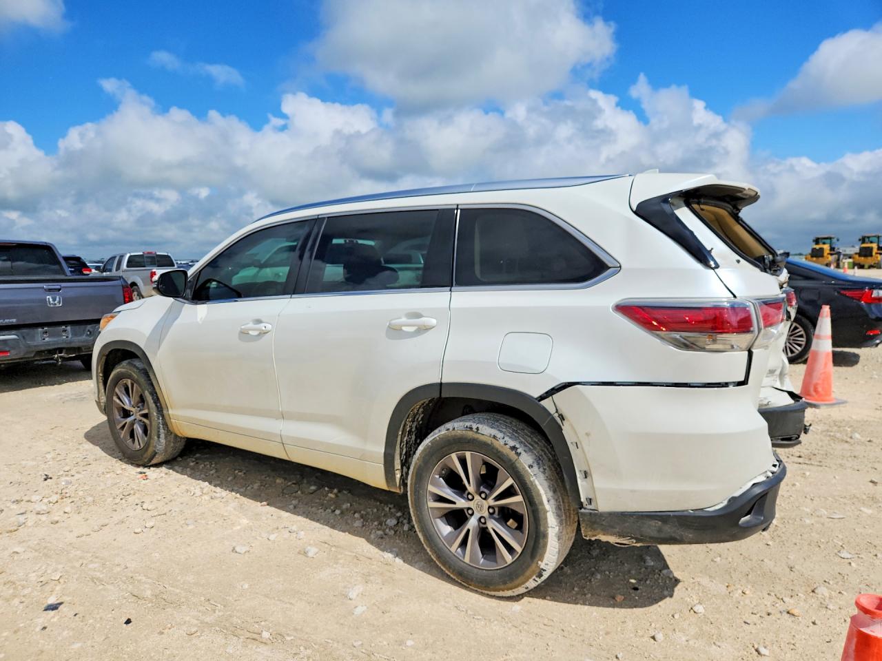 2015 Toyota Highlander Xle White vin: 5TDKKRFH7FS054230