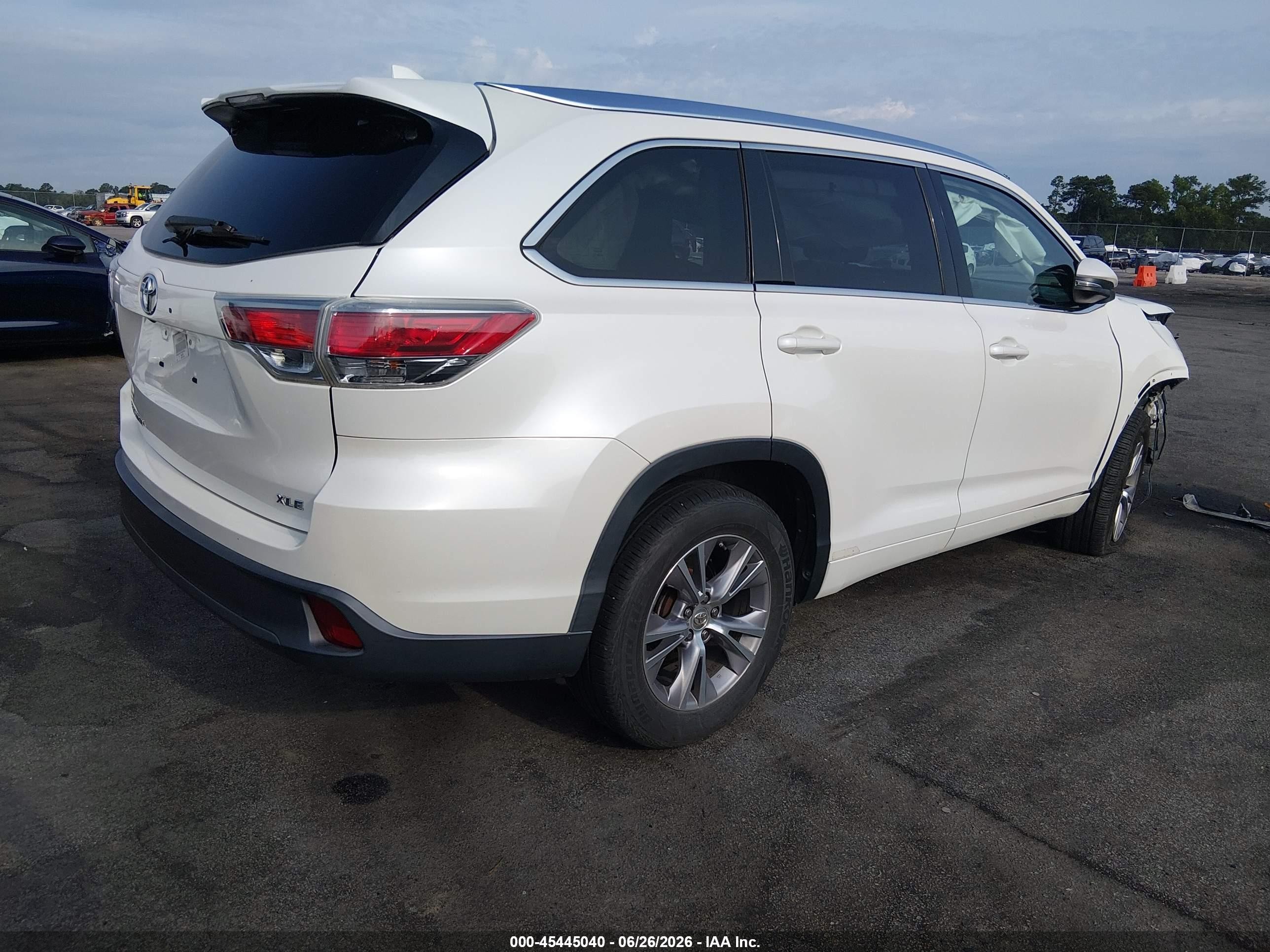 2015 Toyota Highlander Xle V6 White vin: 5TDKKRFH7FS057662