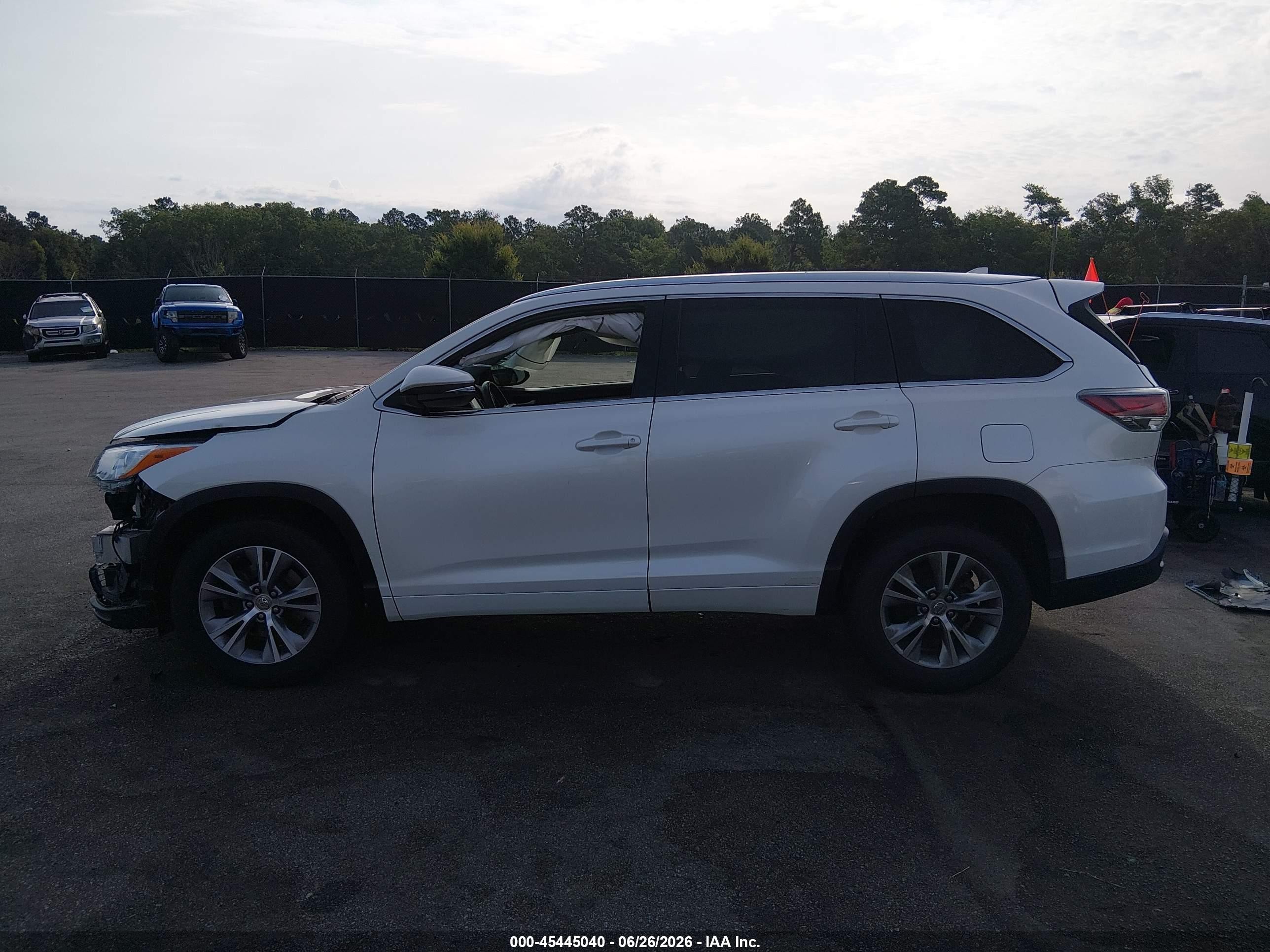 2015 Toyota Highlander Xle V6 White vin: 5TDKKRFH7FS057662
