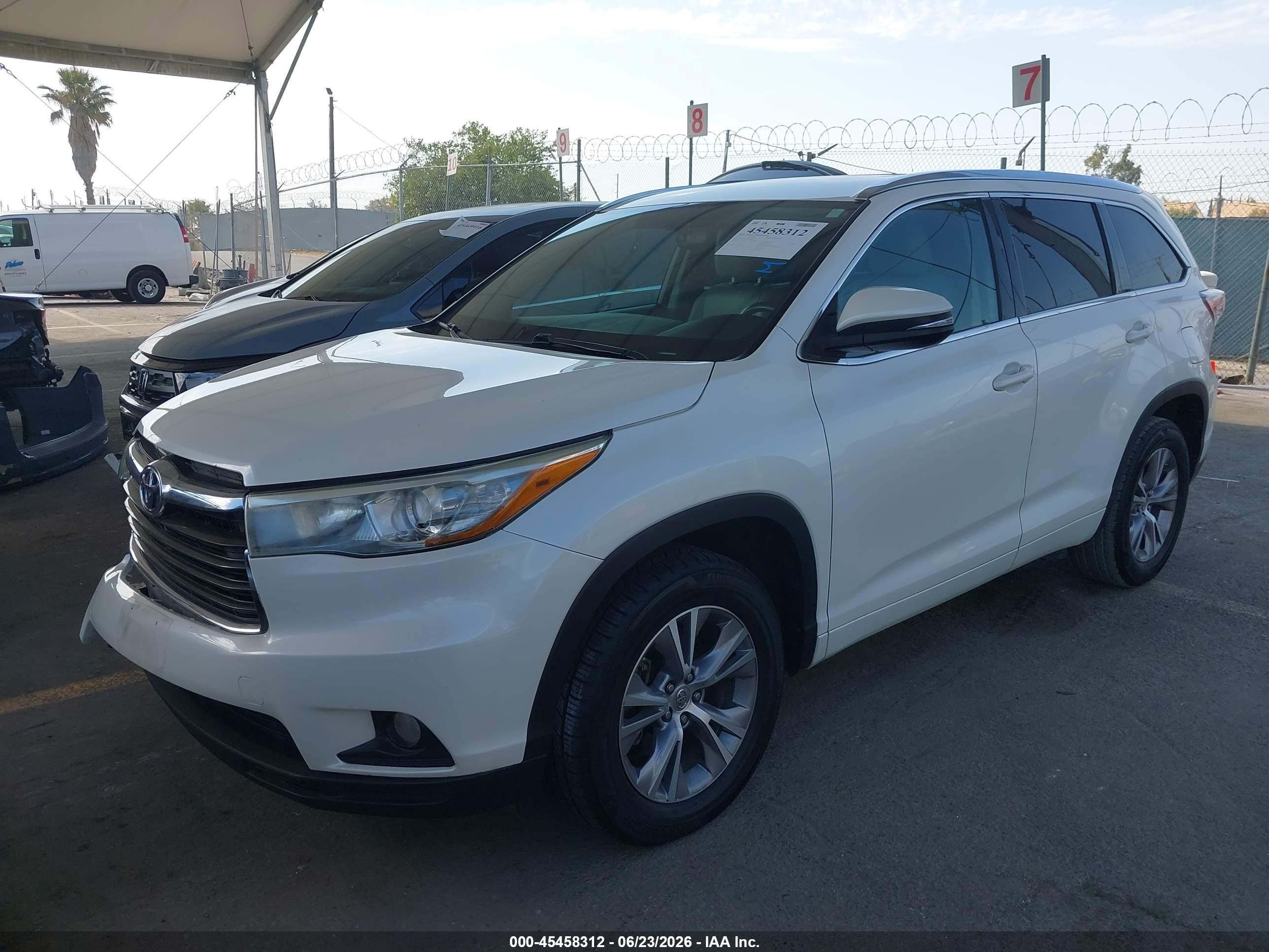 2015 Toyota Highlander Xle V6 White vin: 5TDKKRFH7FS102051