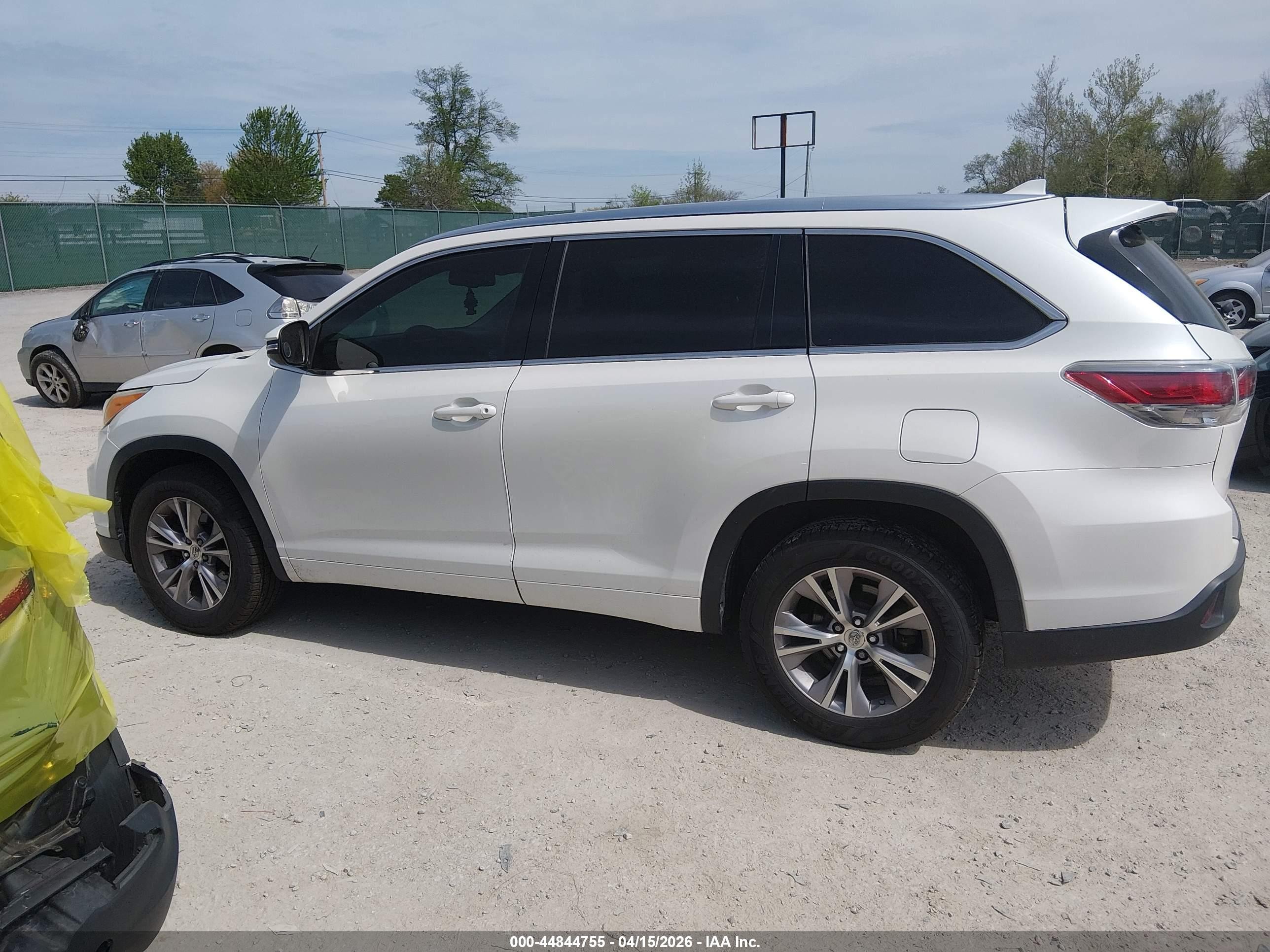 2014 Toyota Highlander Xle V6 White vin: 5TDKKRFH8ES029562