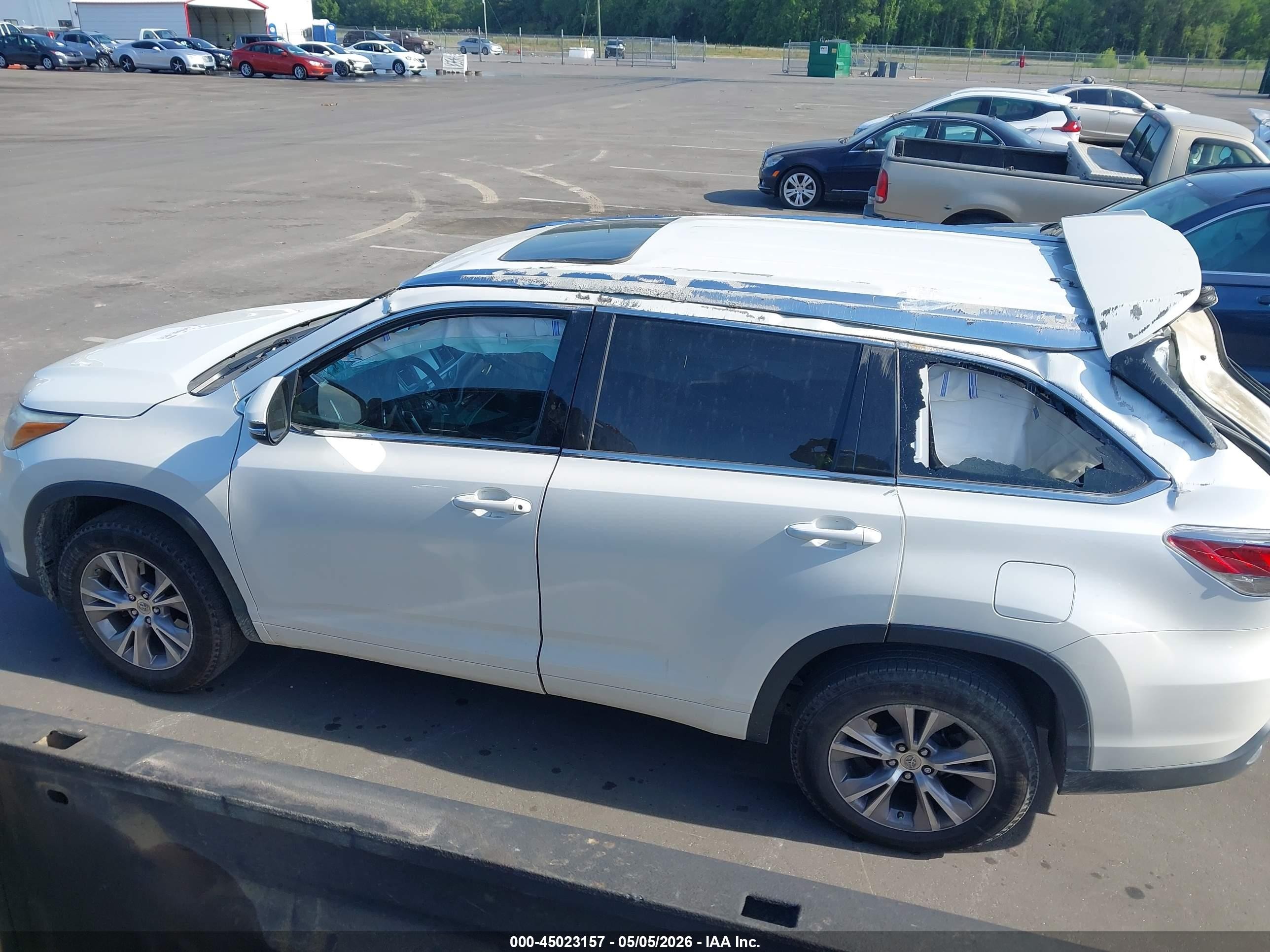 2015 Toyota Highlander Xle V6 White vin: 5TDKKRFH8FS051434