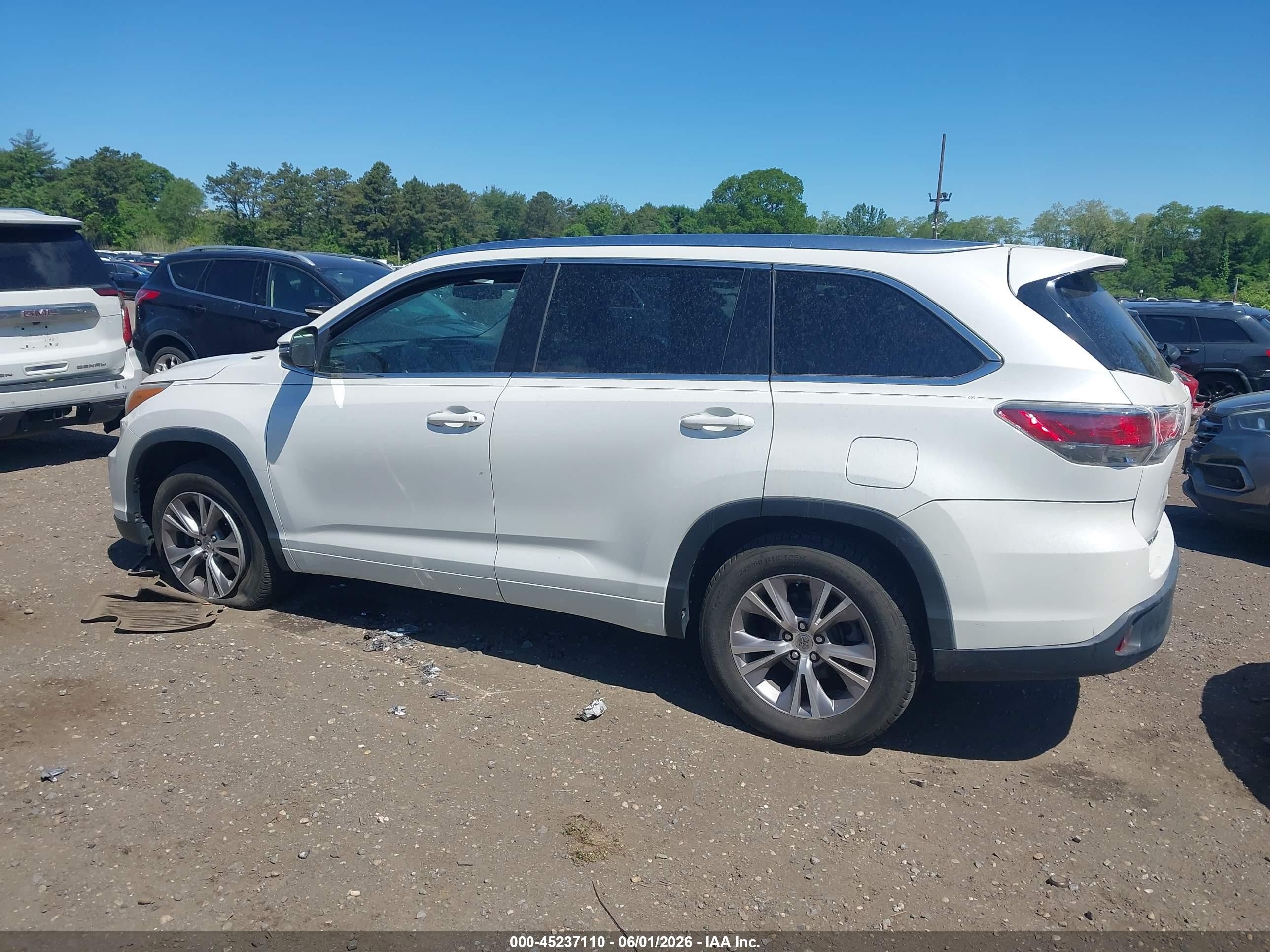2015 Toyota Highlander Xle V6 White vin: 5TDKKRFH8FS103113