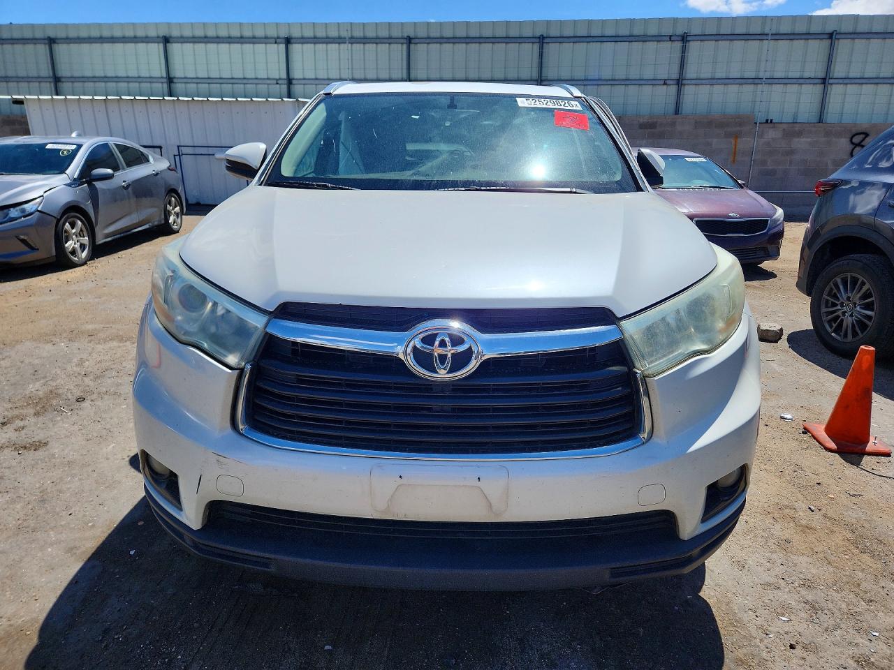 2015 Toyota Highlander Xle White vin: 5TDKKRFH8FS119750