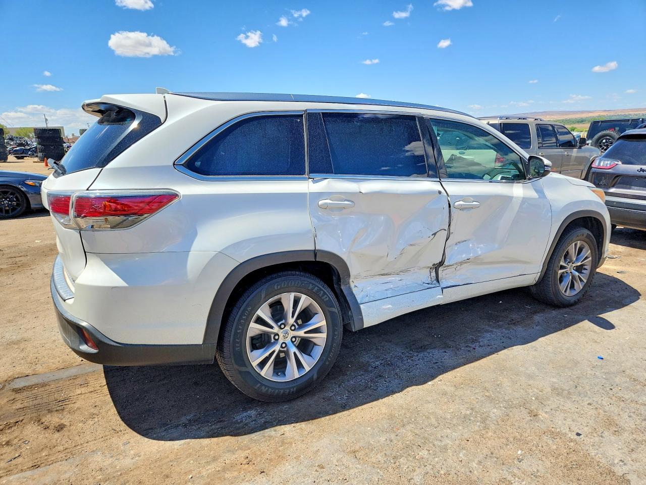 2015 Toyota Highlander Xle White vin: 5TDKKRFH8FS119750