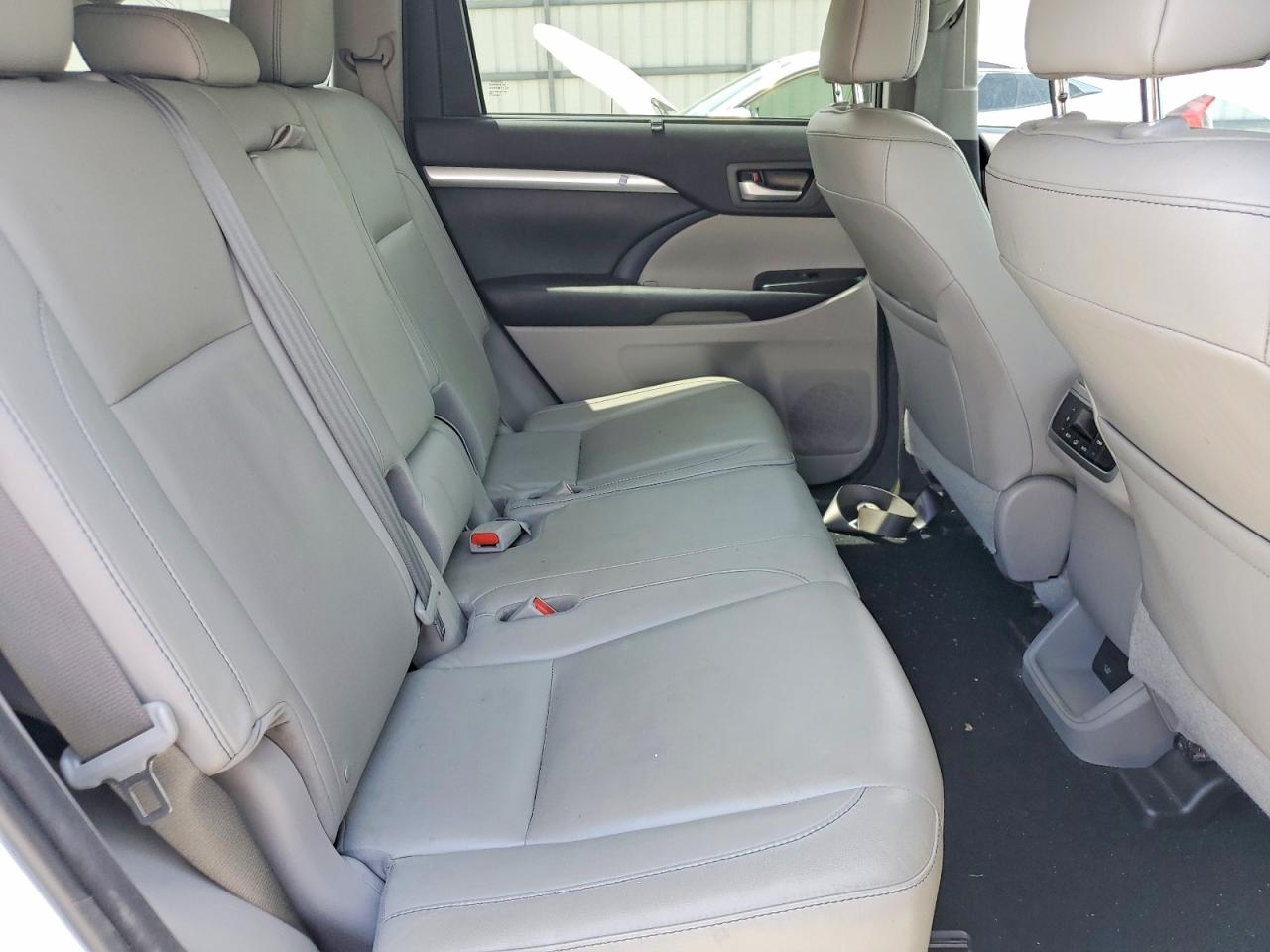 2016 Toyota Highlander Xle White vin: 5TDKKRFH8GS180064