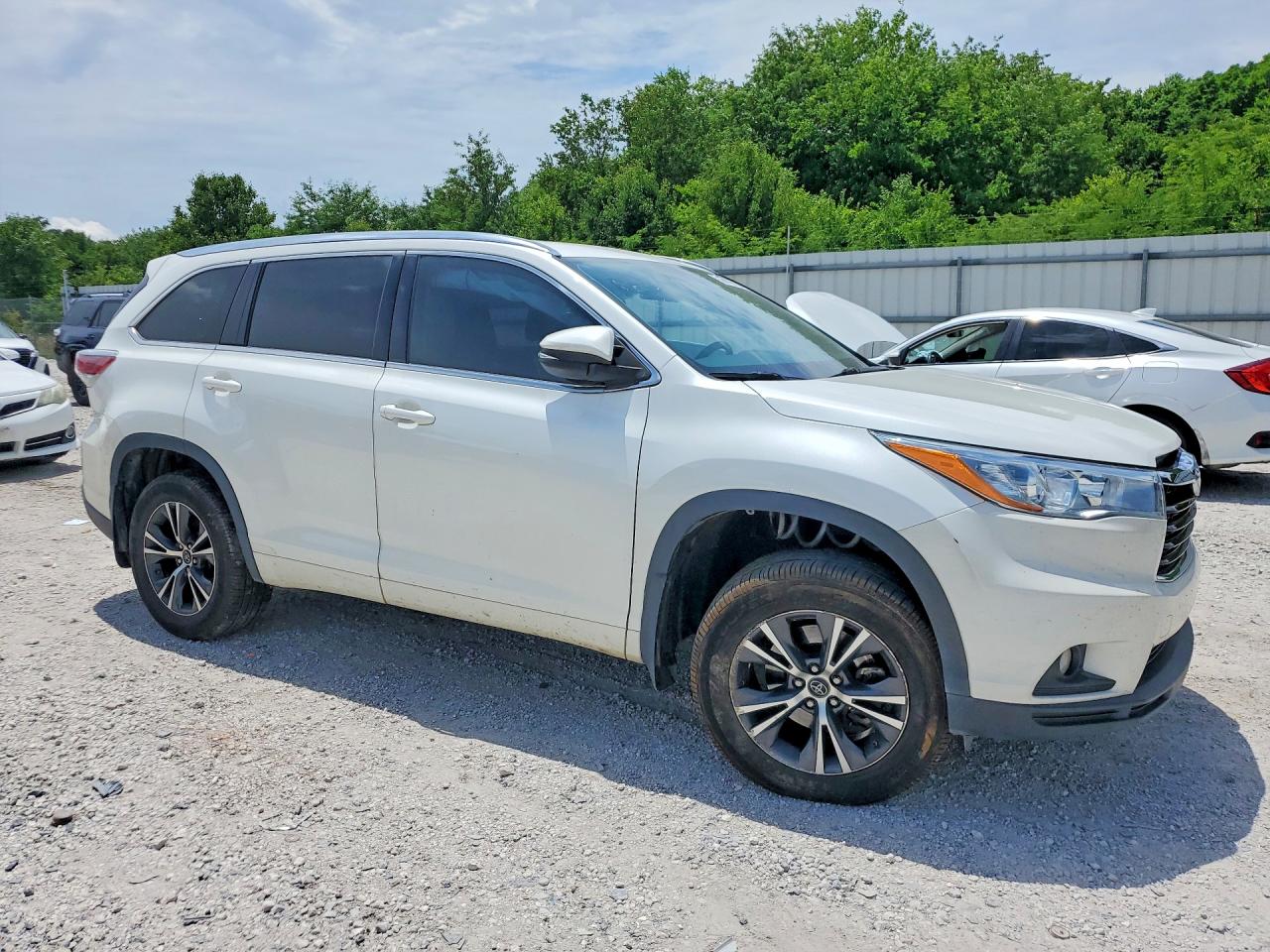 2016 Toyota Highlander Xle White vin: 5TDKKRFH8GS180064