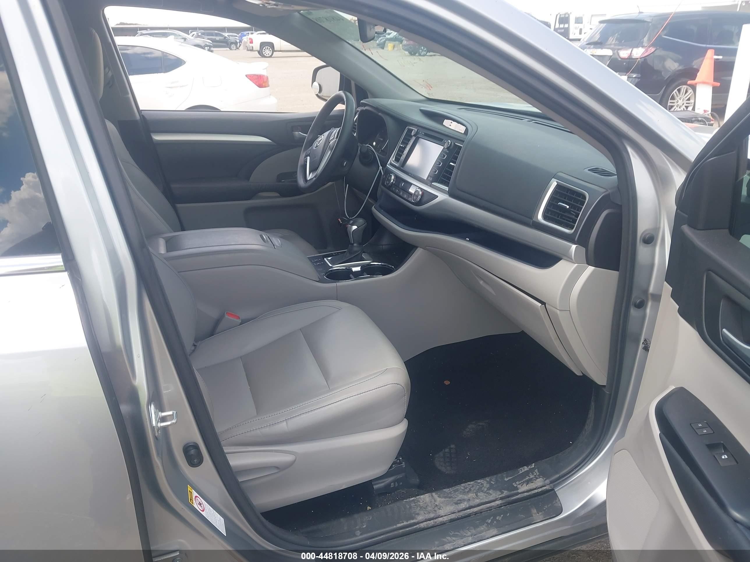 2015 Toyota Highlander Xle V6 Silver vin: 5TDKKRFH9FS109955