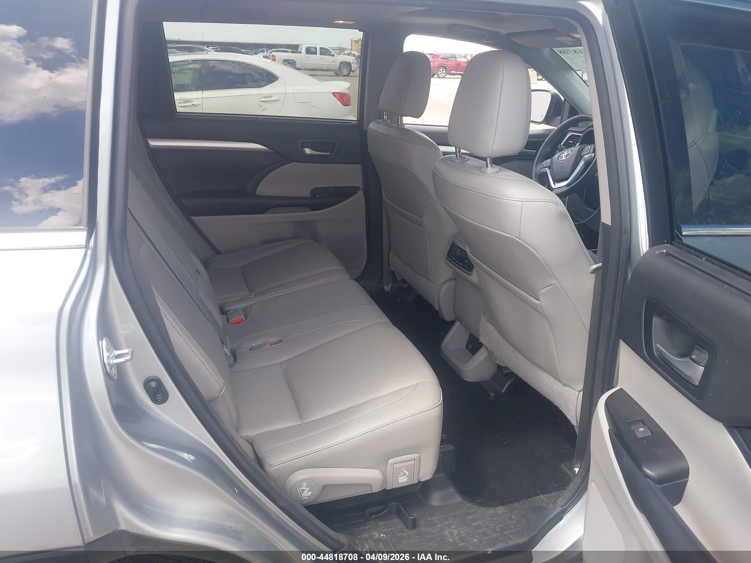 2015 Toyota Highlander Xle V6 Silver vin: 5TDKKRFH9FS109955