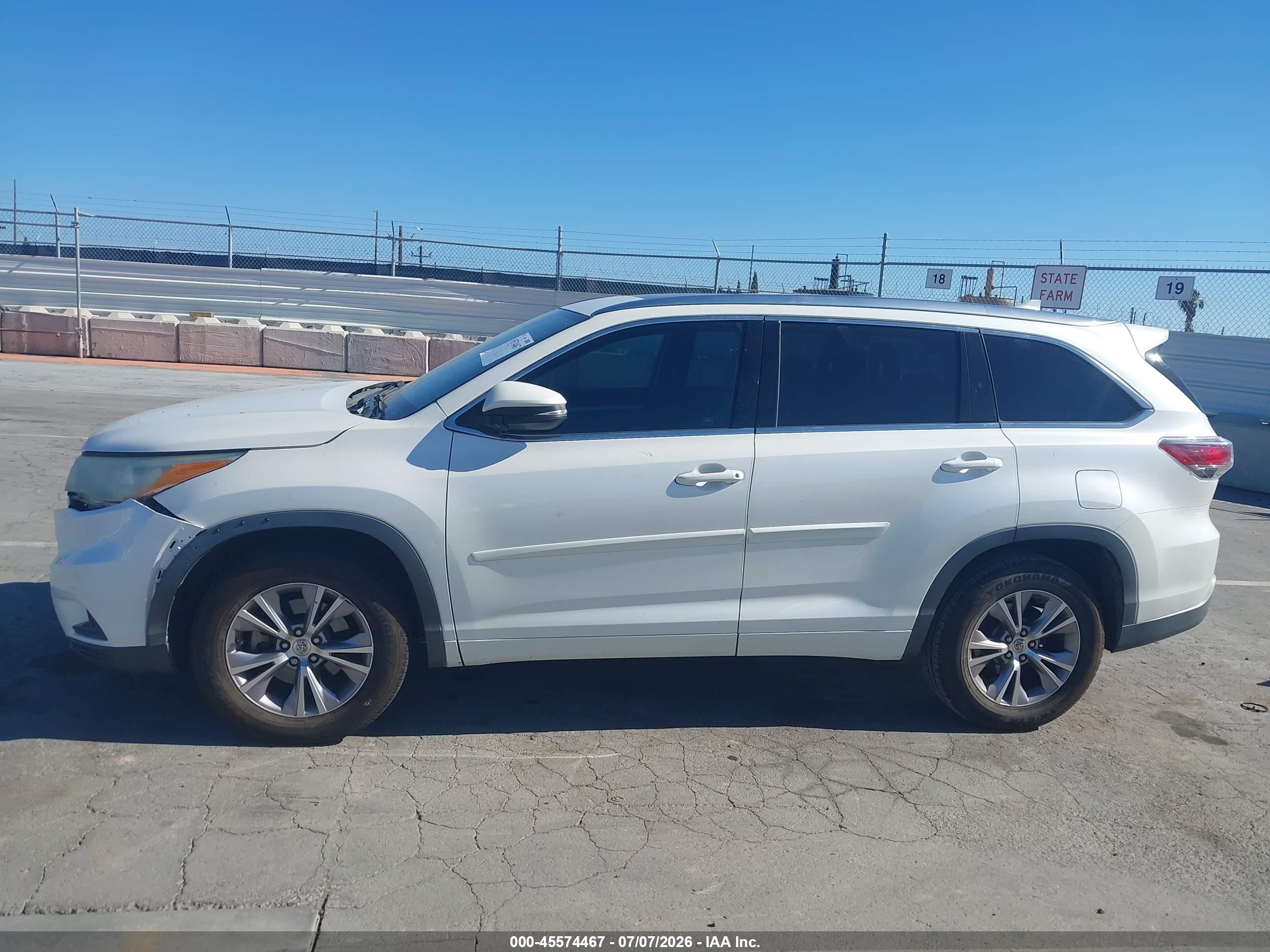 2015 Toyota Highlander Xle V6 White vin: 5TDKKRFH9FS118817