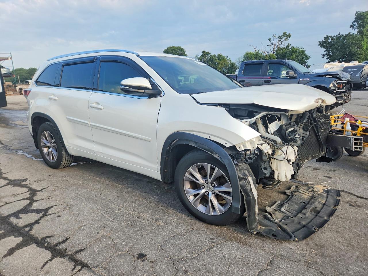 2014 Toyota Highlander Xle White vin: 5TDKKRFHXES007093