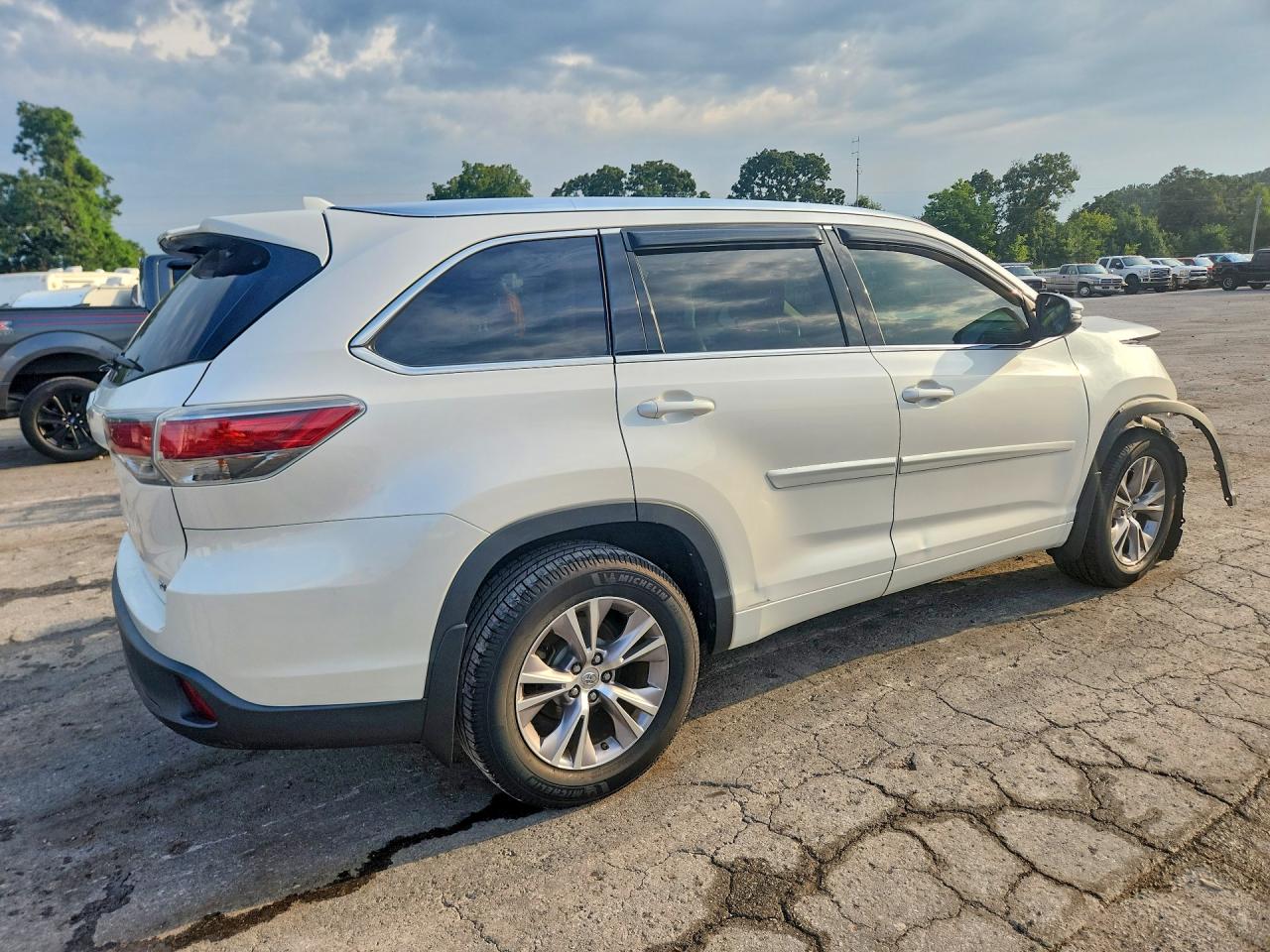 2014 Toyota Highlander Xle White vin: 5TDKKRFHXES007093