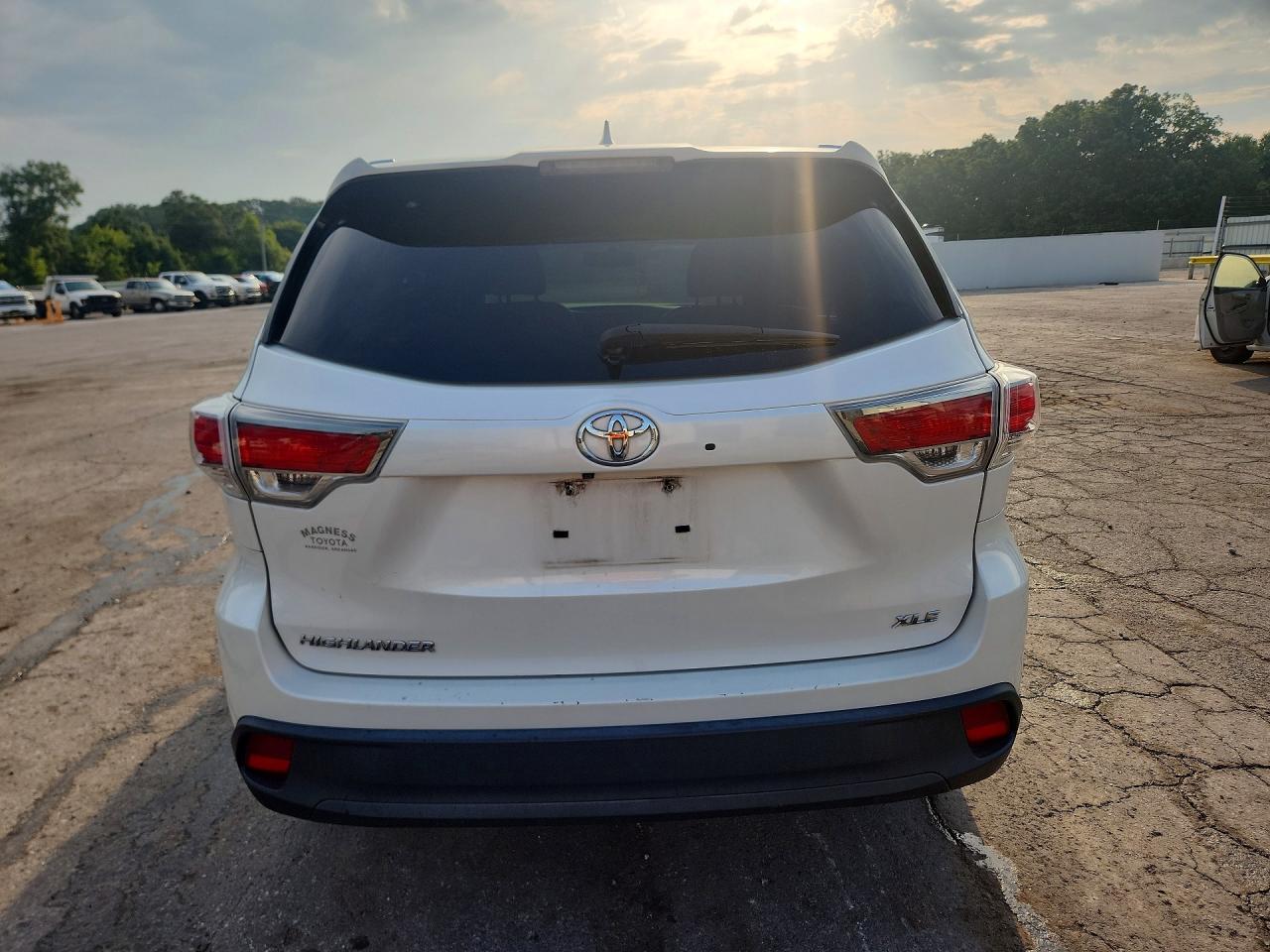 2014 Toyota Highlander Xle White vin: 5TDKKRFHXES007093