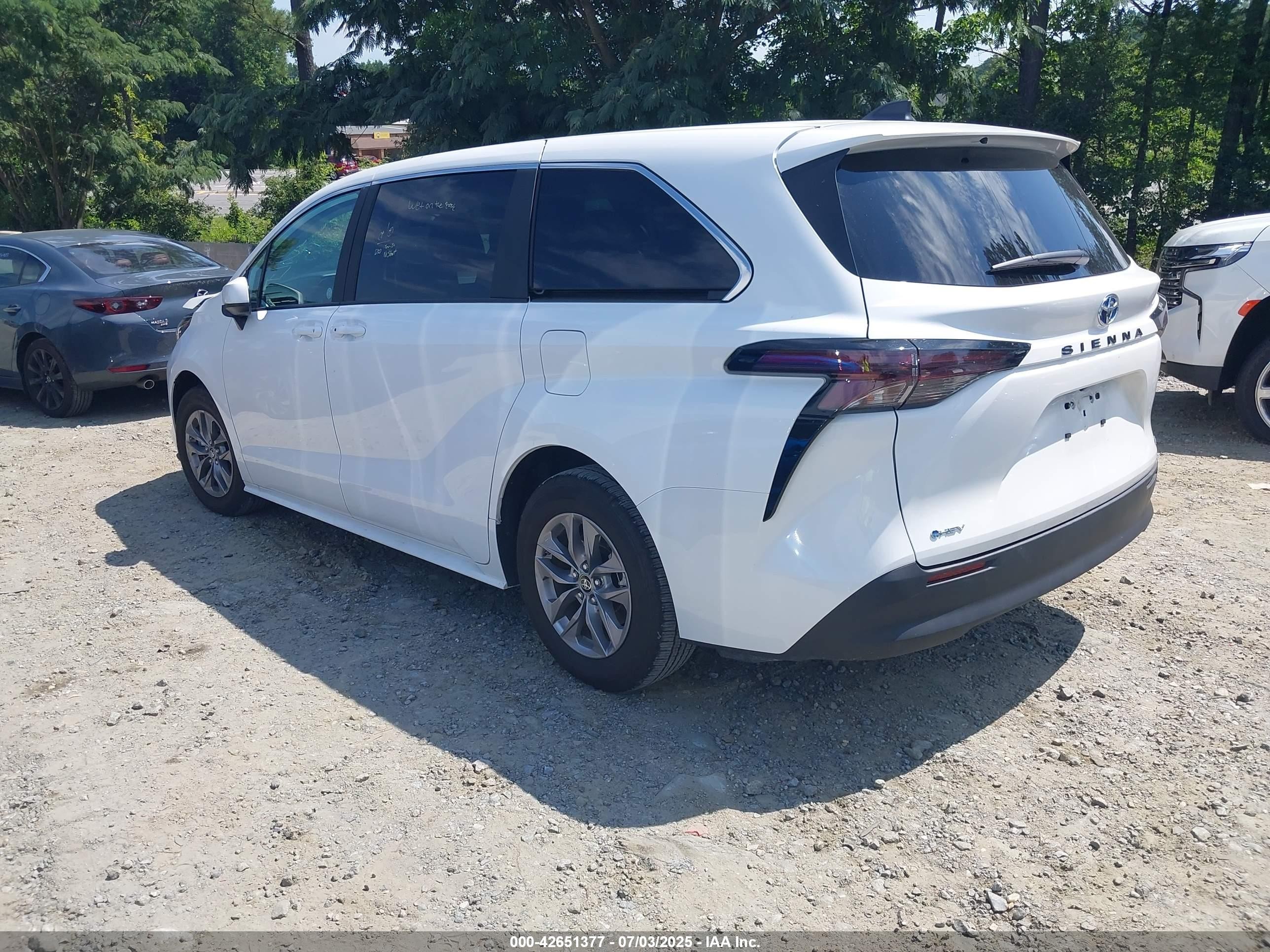 2025 Toyota Sienna Le White vin: 5TDKRKEC3SS234923