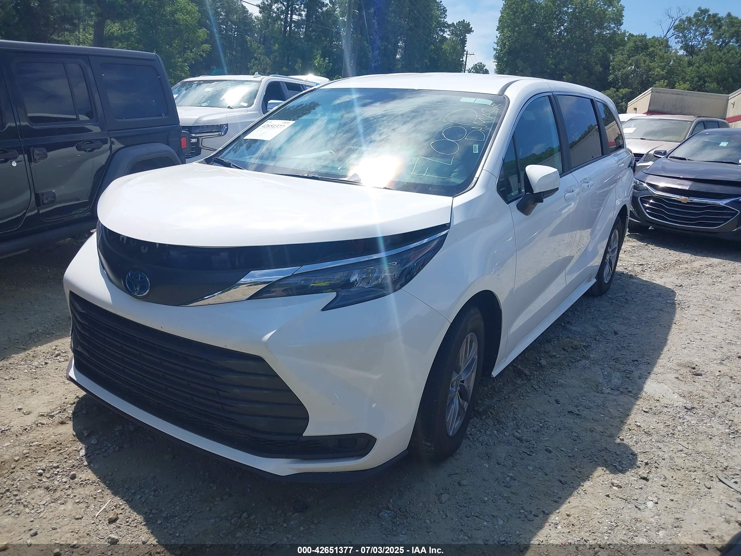 2025 Toyota Sienna Le White vin: 5TDKRKEC3SS234923
