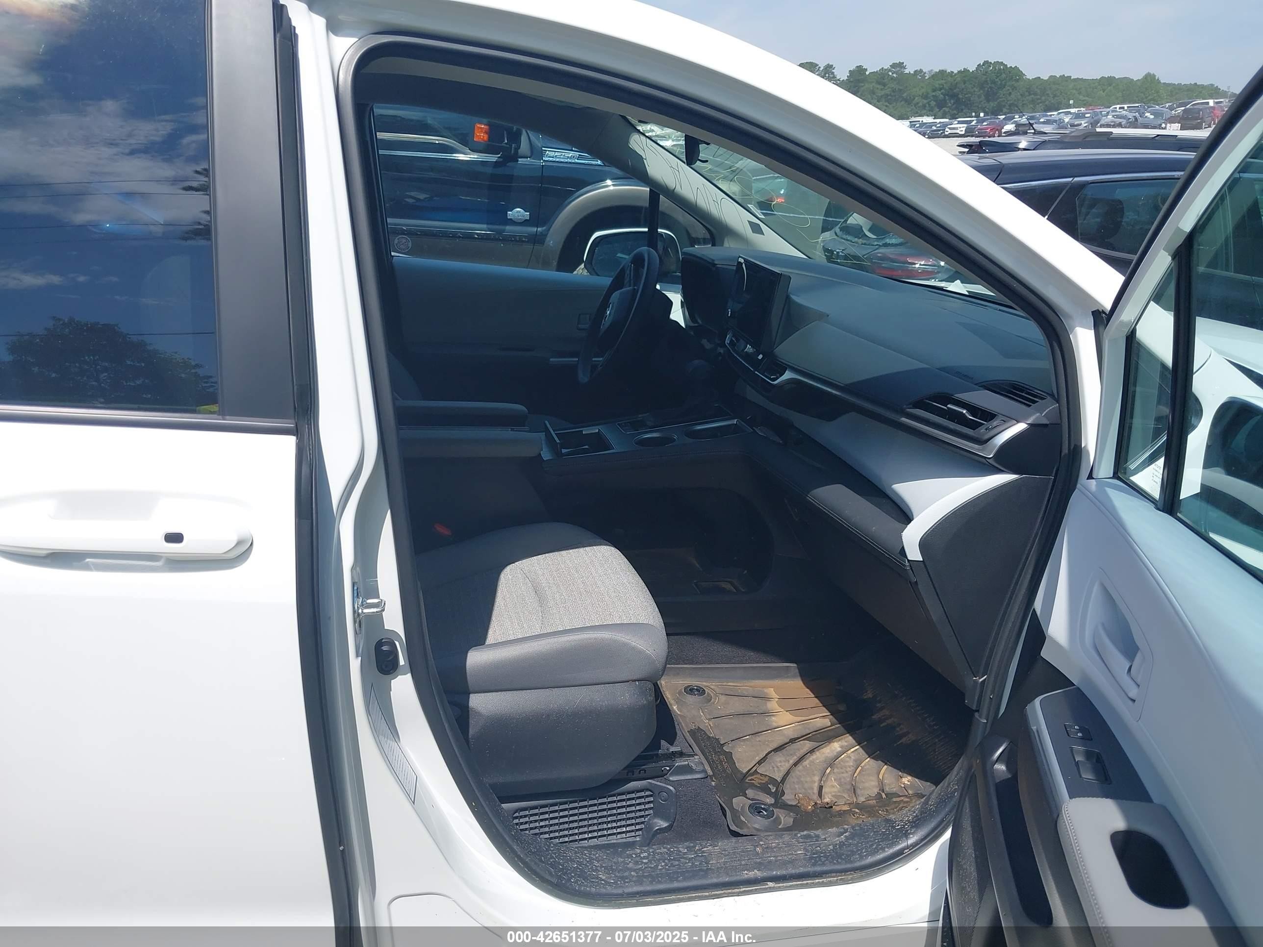 2025 Toyota Sienna Le White vin: 5TDKRKEC3SS234923