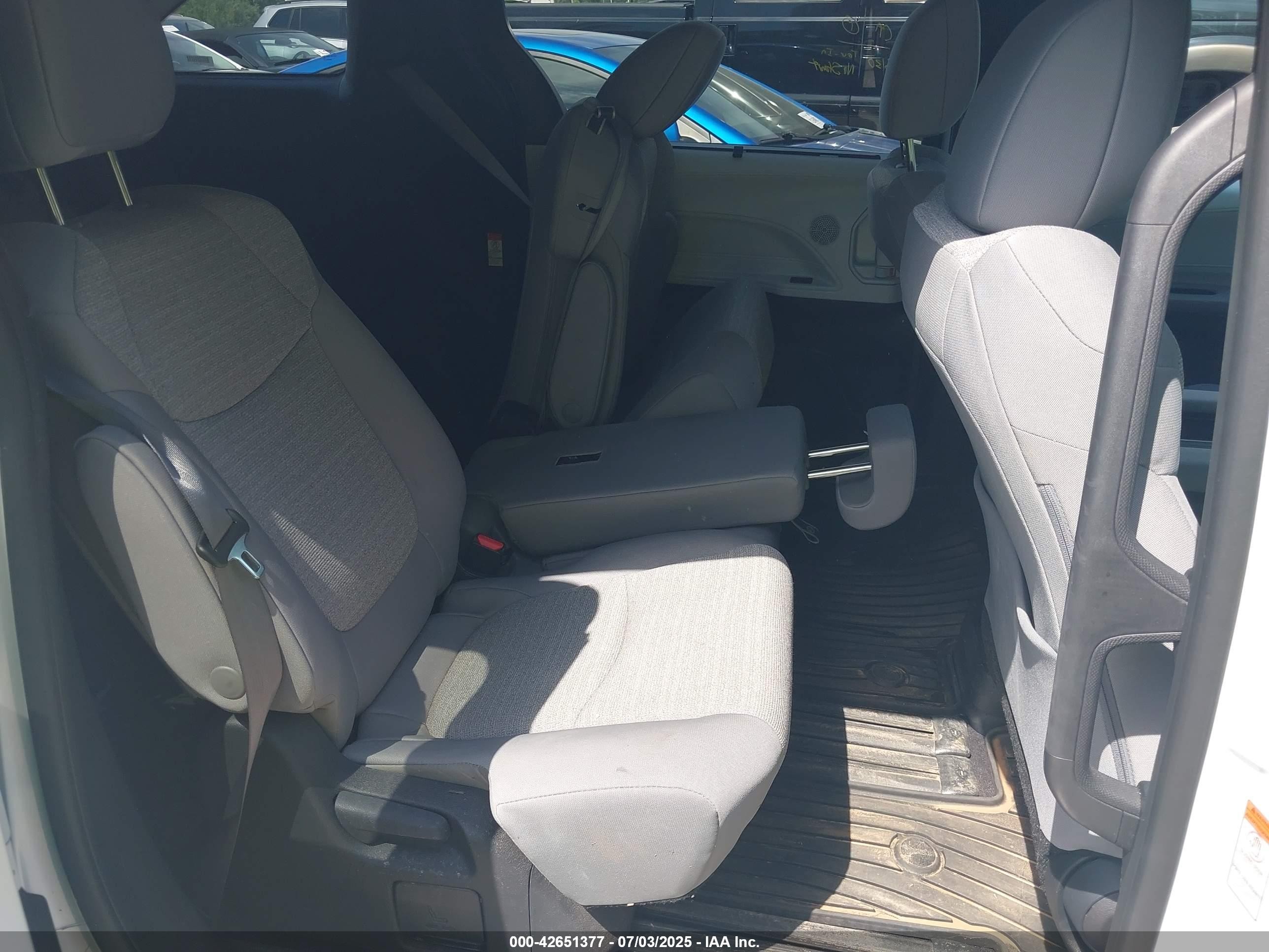 2025 Toyota Sienna Le White vin: 5TDKRKEC3SS234923