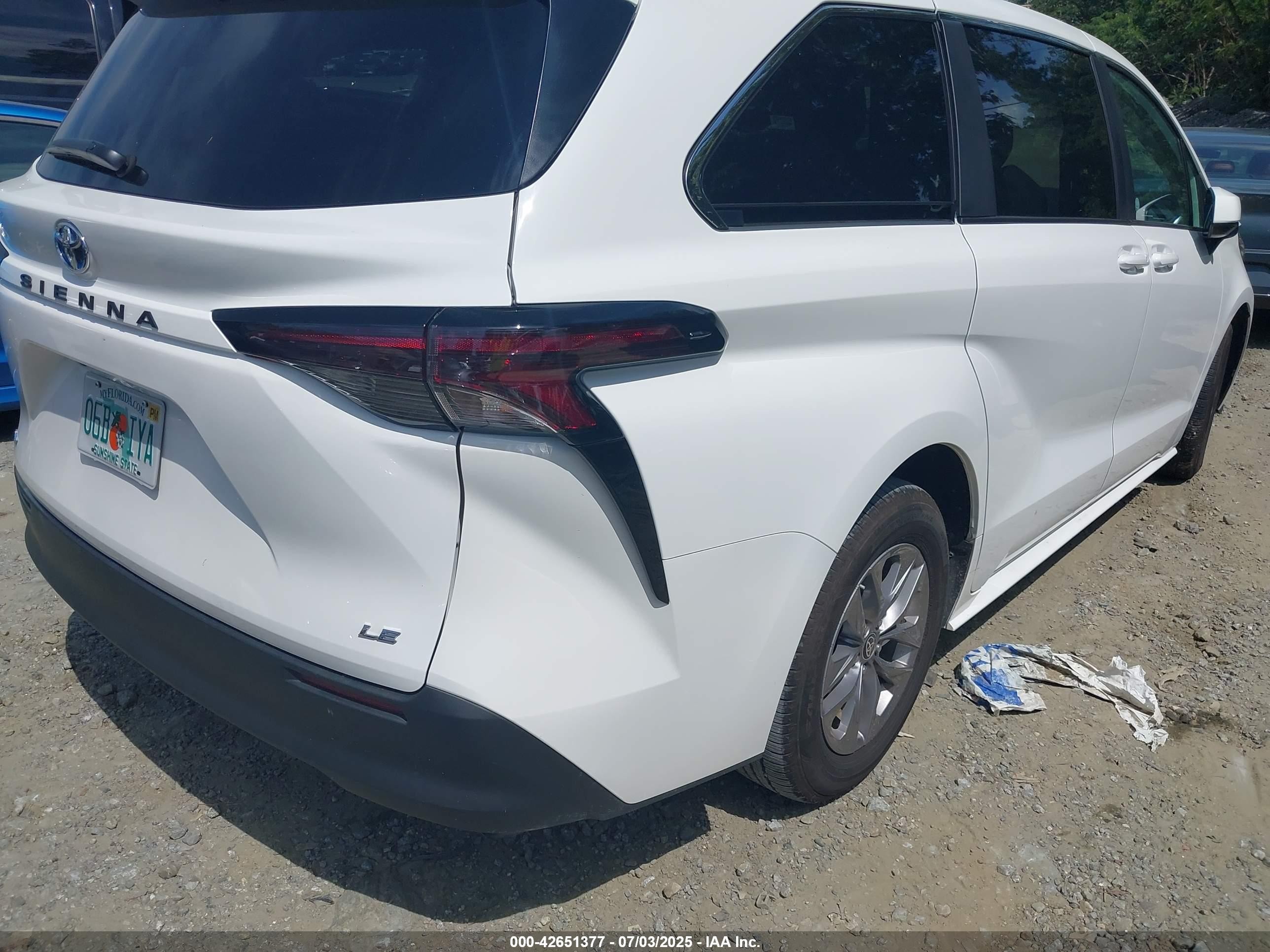 2025 Toyota Sienna Le White vin: 5TDKRKEC3SS234923